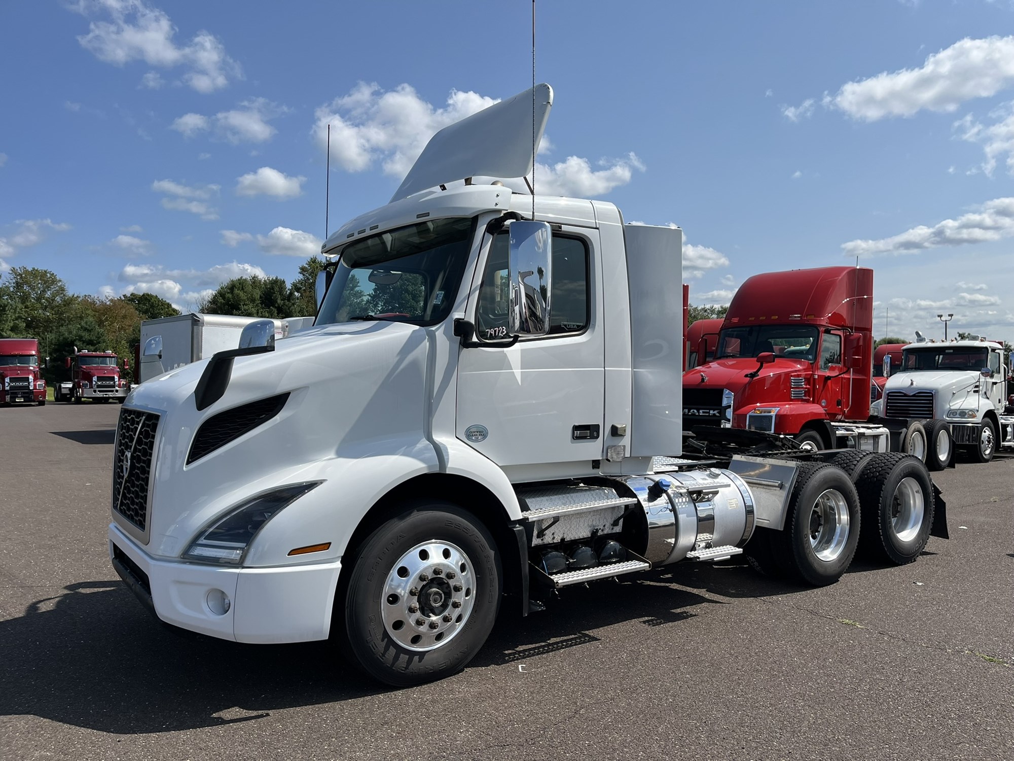 2019 VOLVO VNR64T300 - image 1 of 6