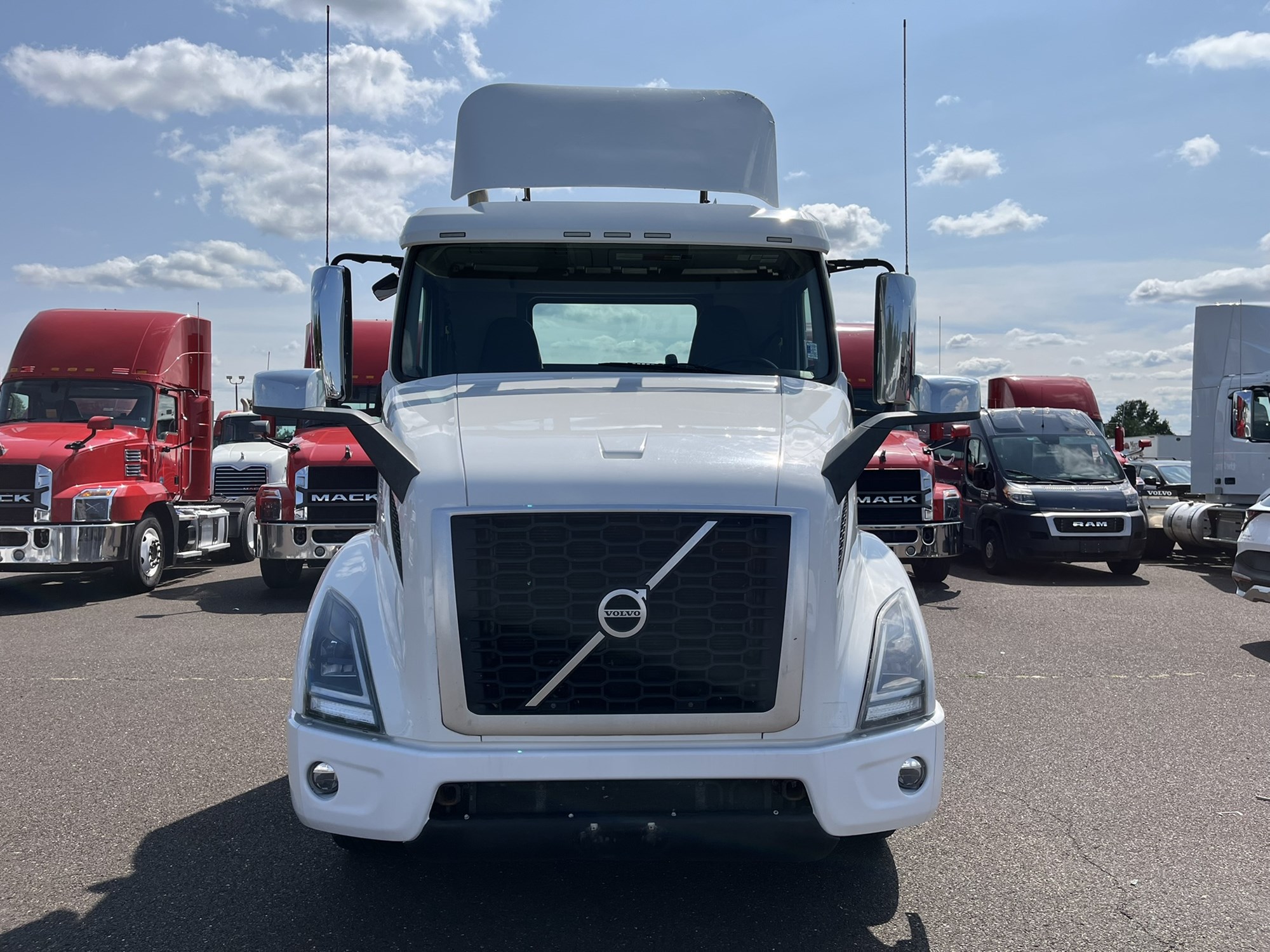 2019 VOLVO VNR64T300 - image 2 of 6