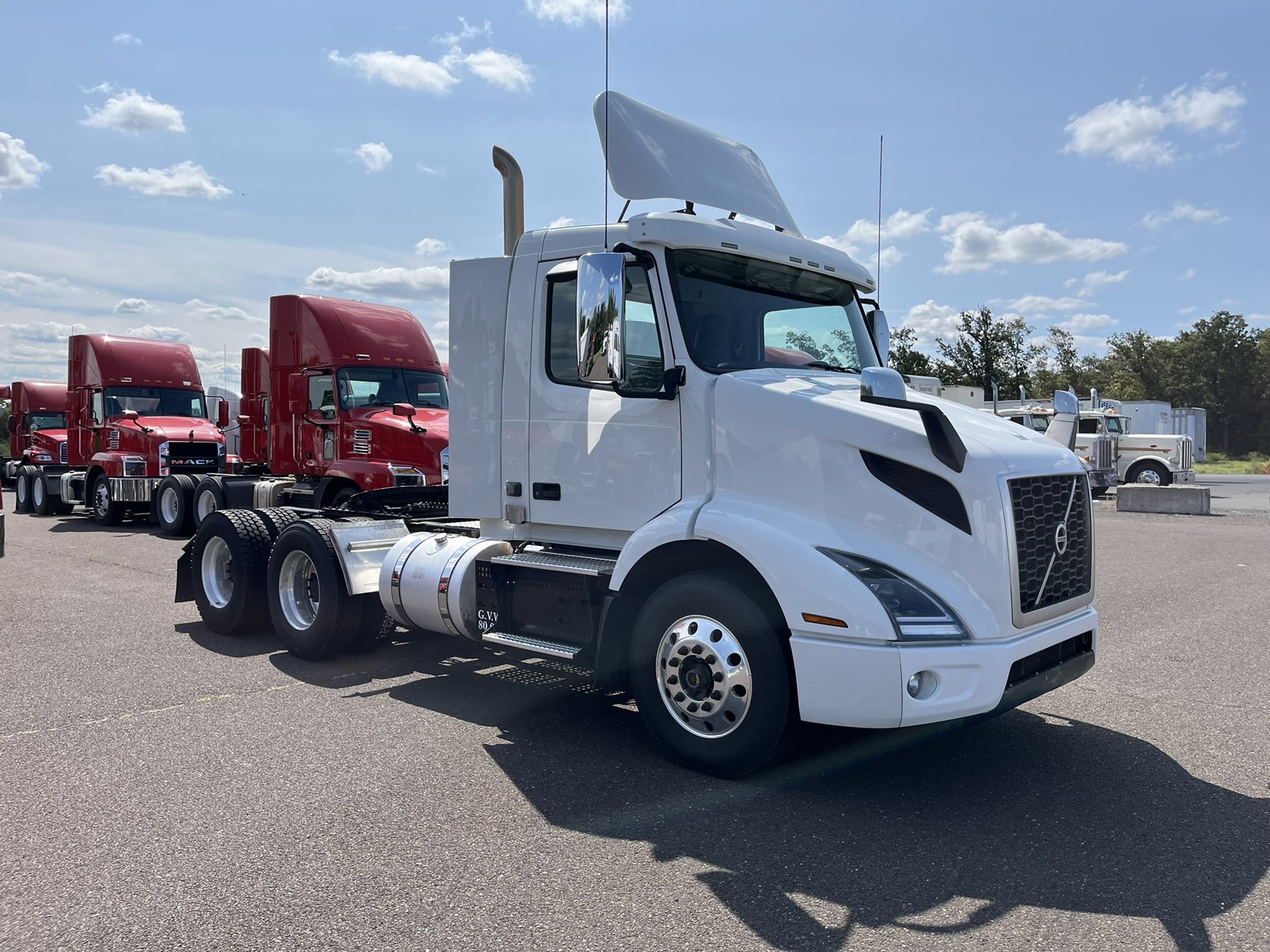2019 VOLVO VNR64T300 - image 3 of 6