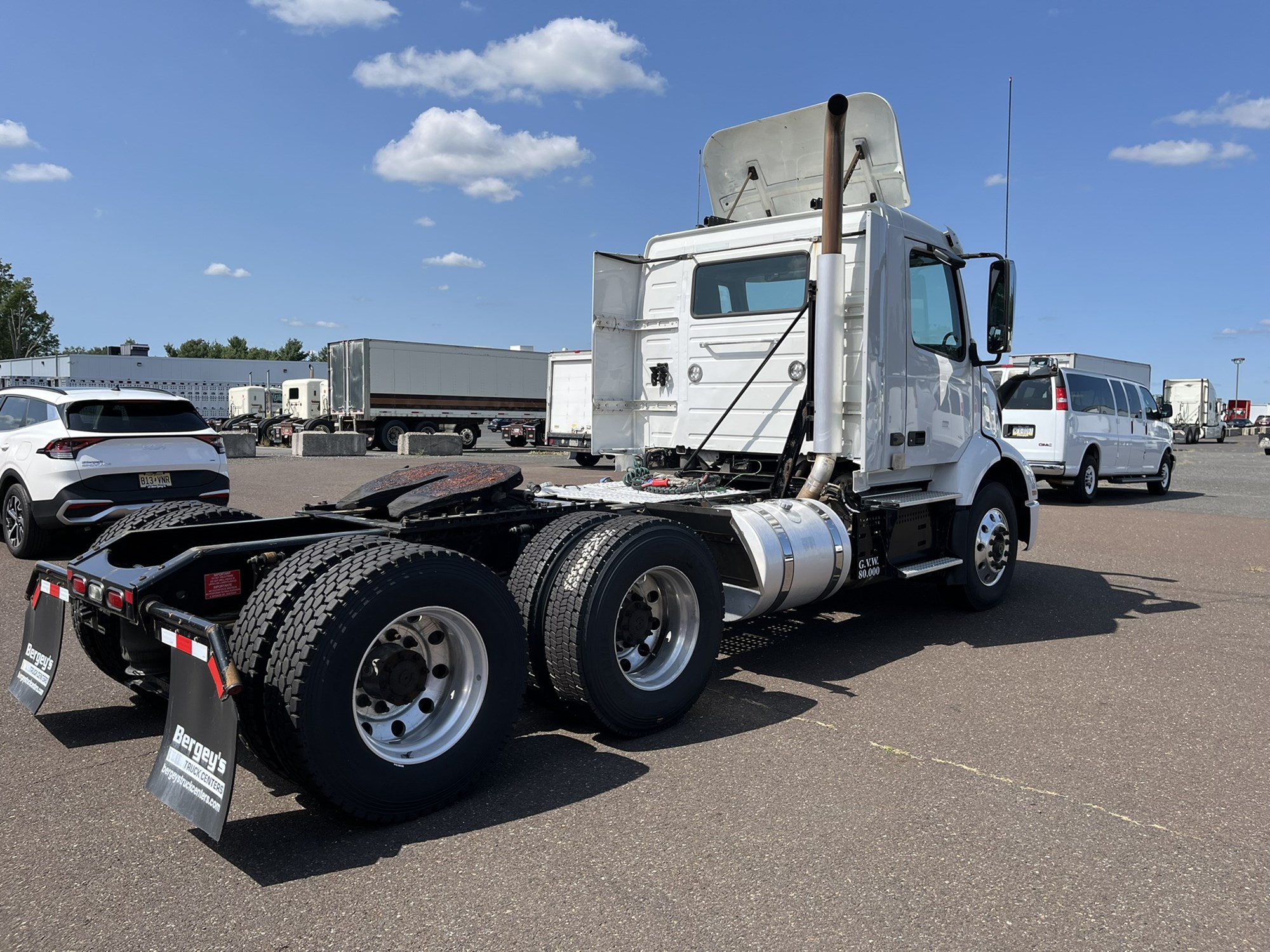 2019 VOLVO VNR64T300 - image 4 of 6