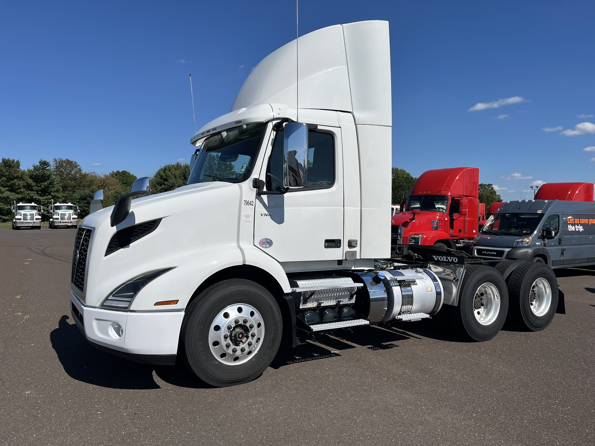2019 VOLVO VNR64T300 - image 1 of 6