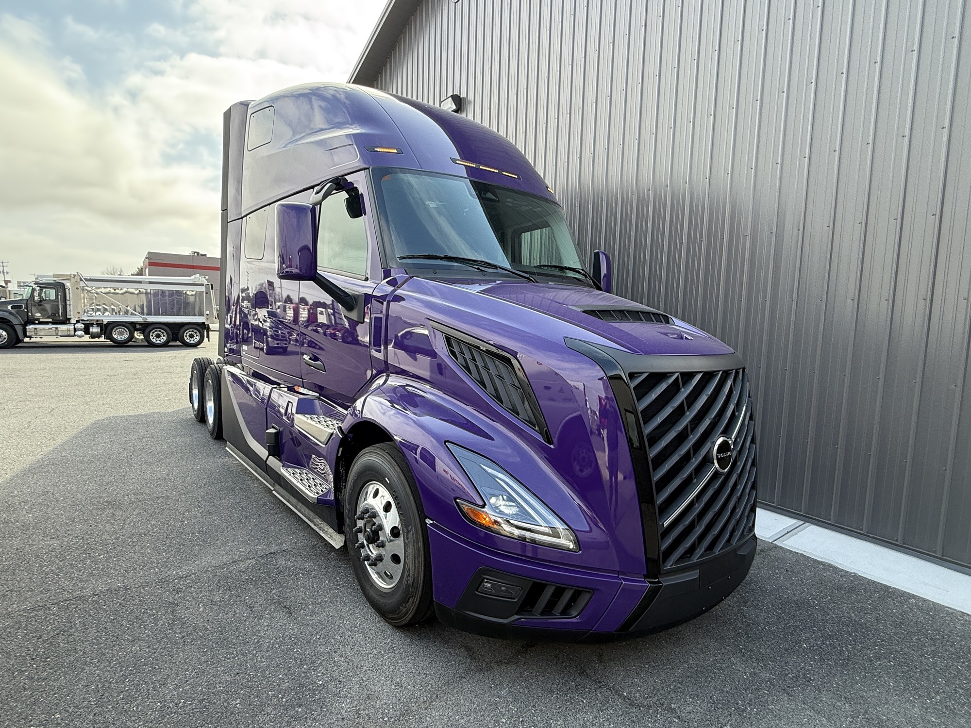 2025 Volvo New VNL64T860 - image 1 of 6