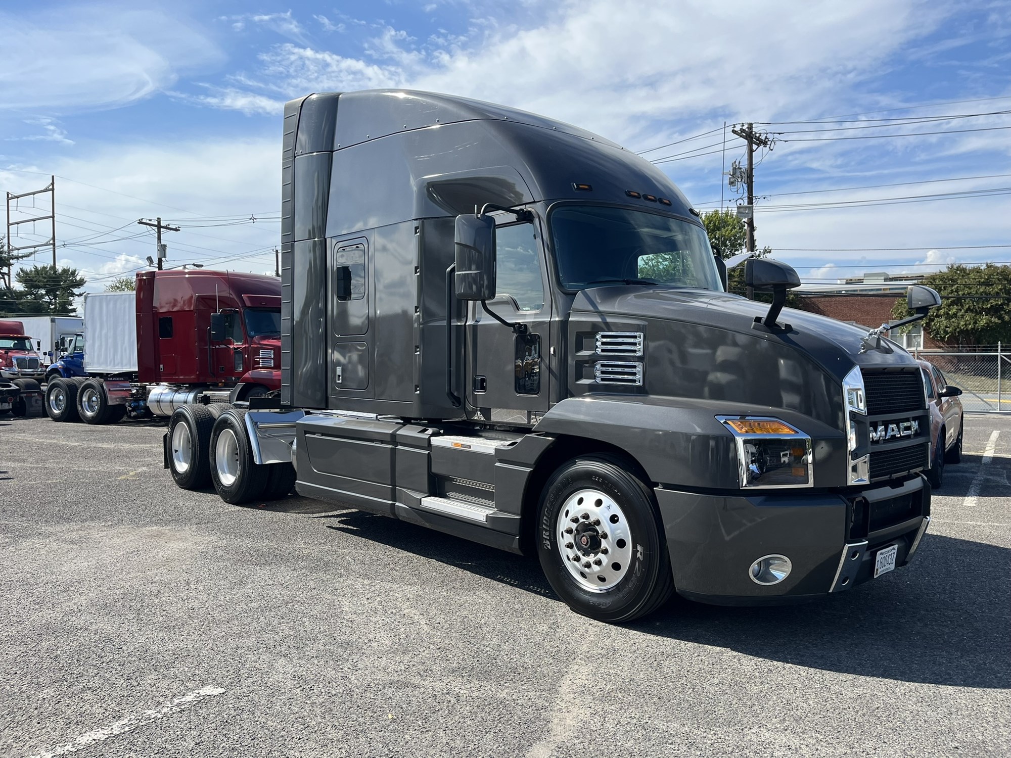 2020 Mack Anthem - image 3 of 6