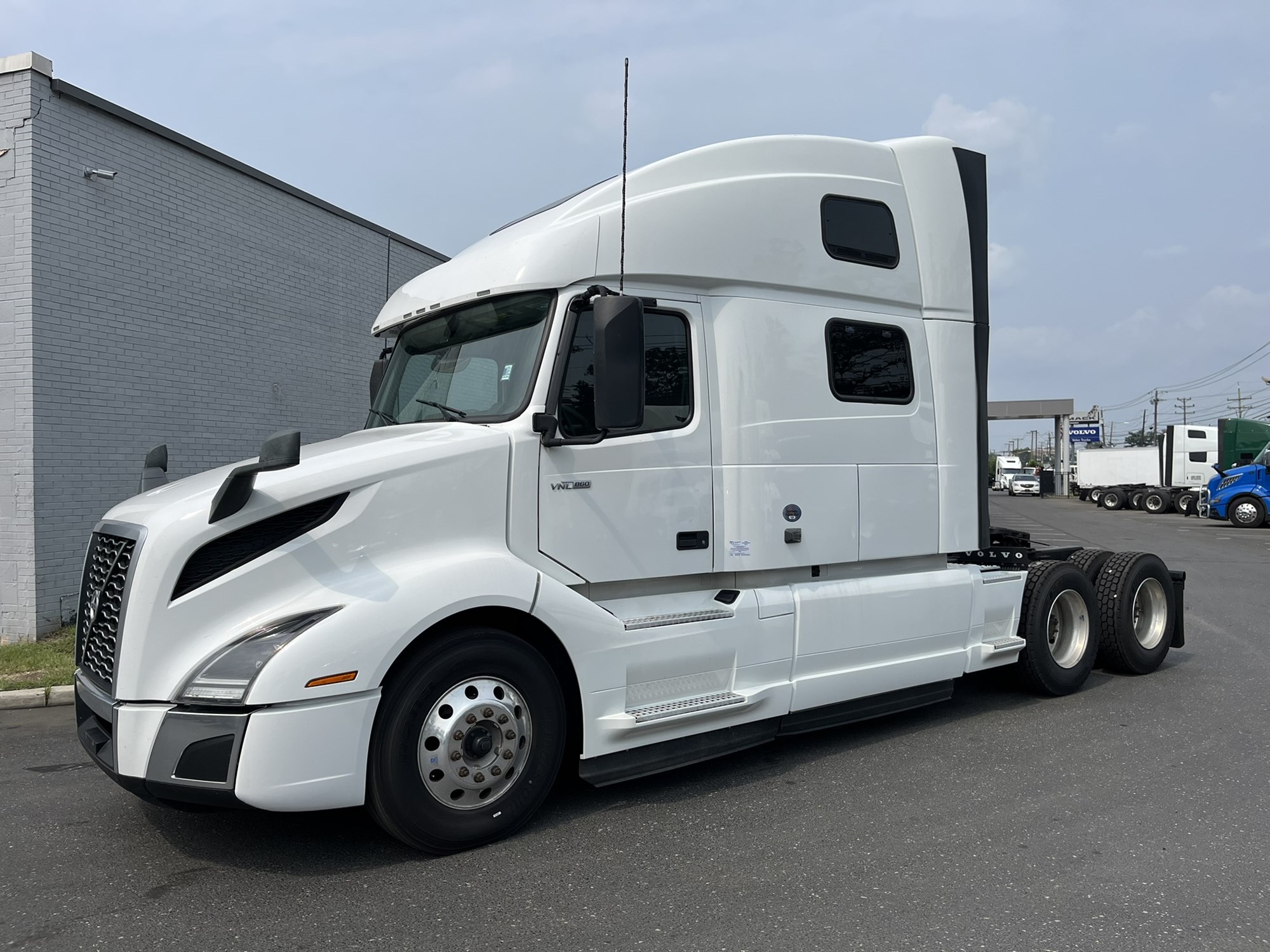 2023 Volvo VNL860 - image 1 of 1