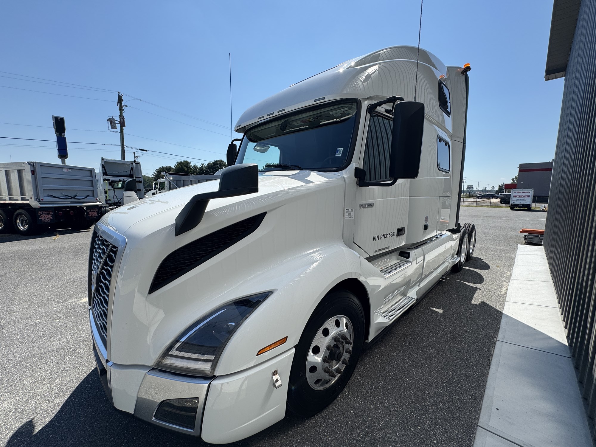 2023 Volvo VNL860 - image 1 of 6