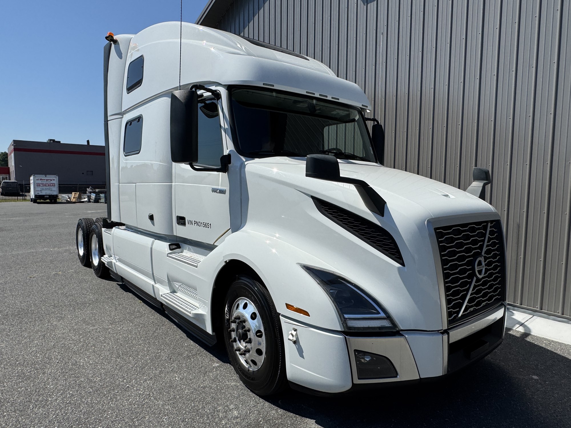 2023 Volvo VNL860 - image 2 of 6