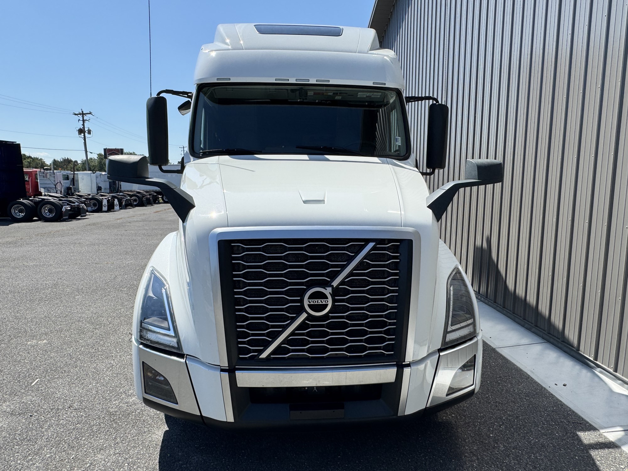 2023 Volvo VNL860 - image 3 of 6