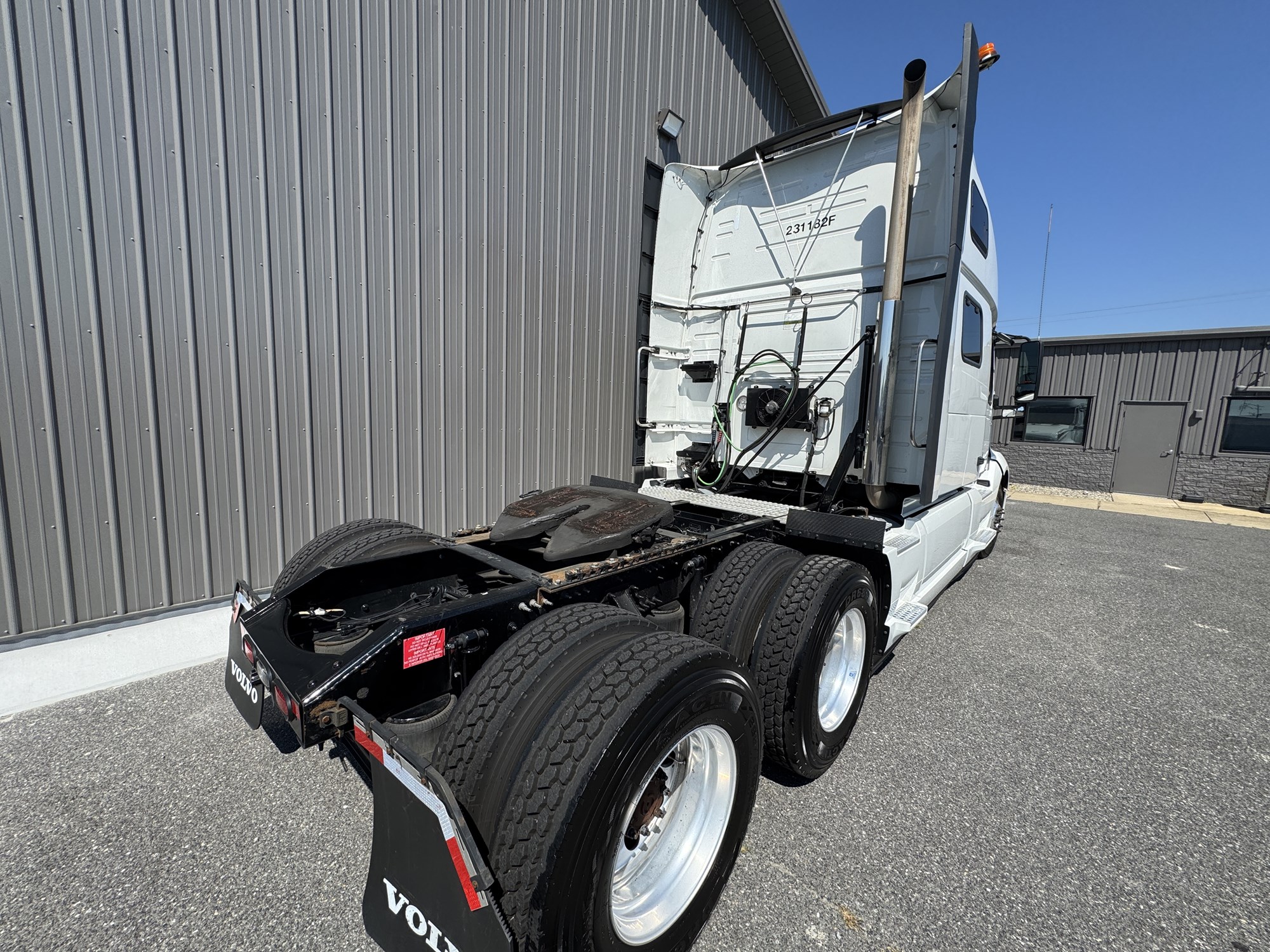 2023 Volvo VNL860 - image 4 of 6