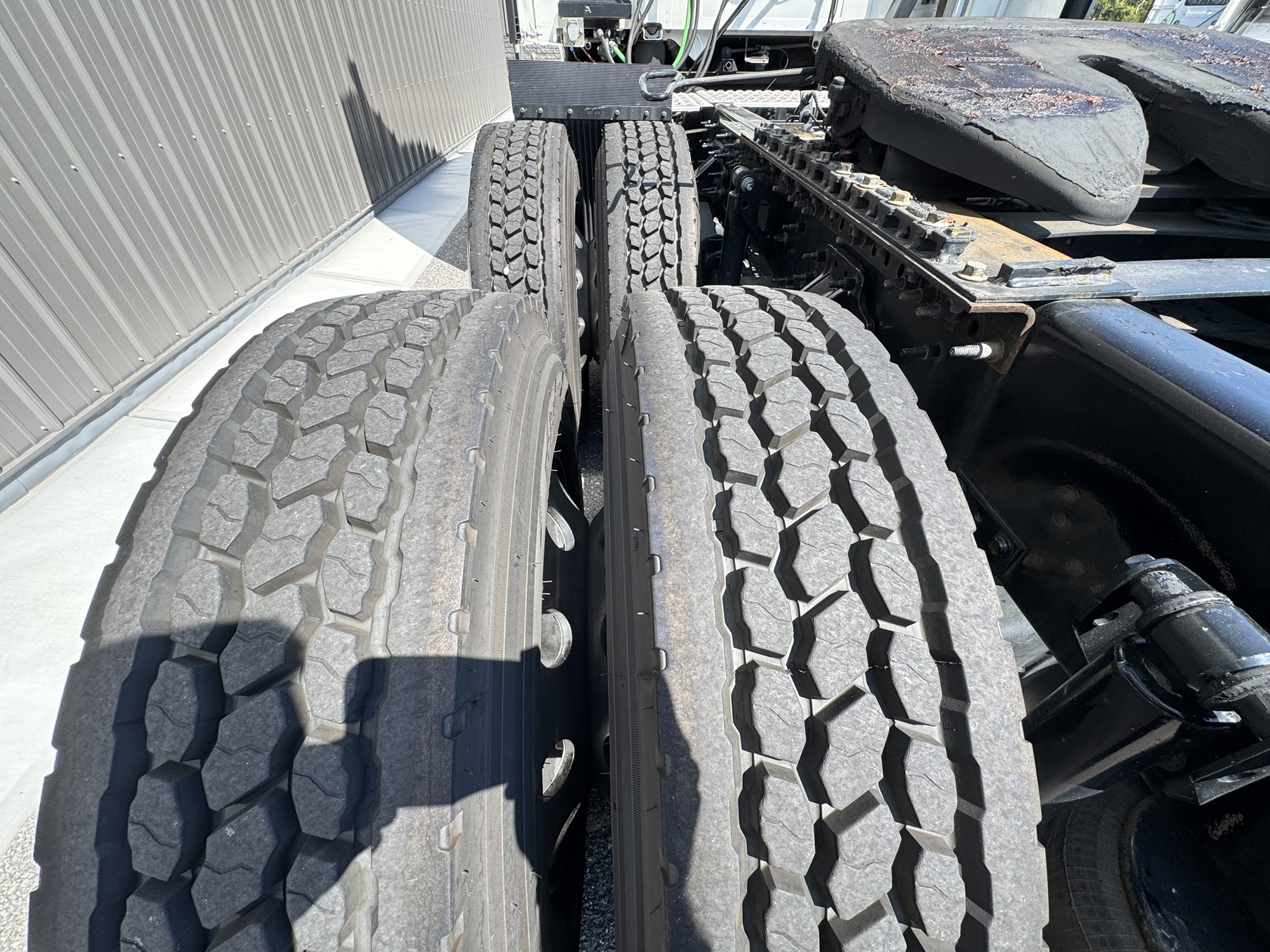 2023 Volvo VNL860 - image 5 of 6