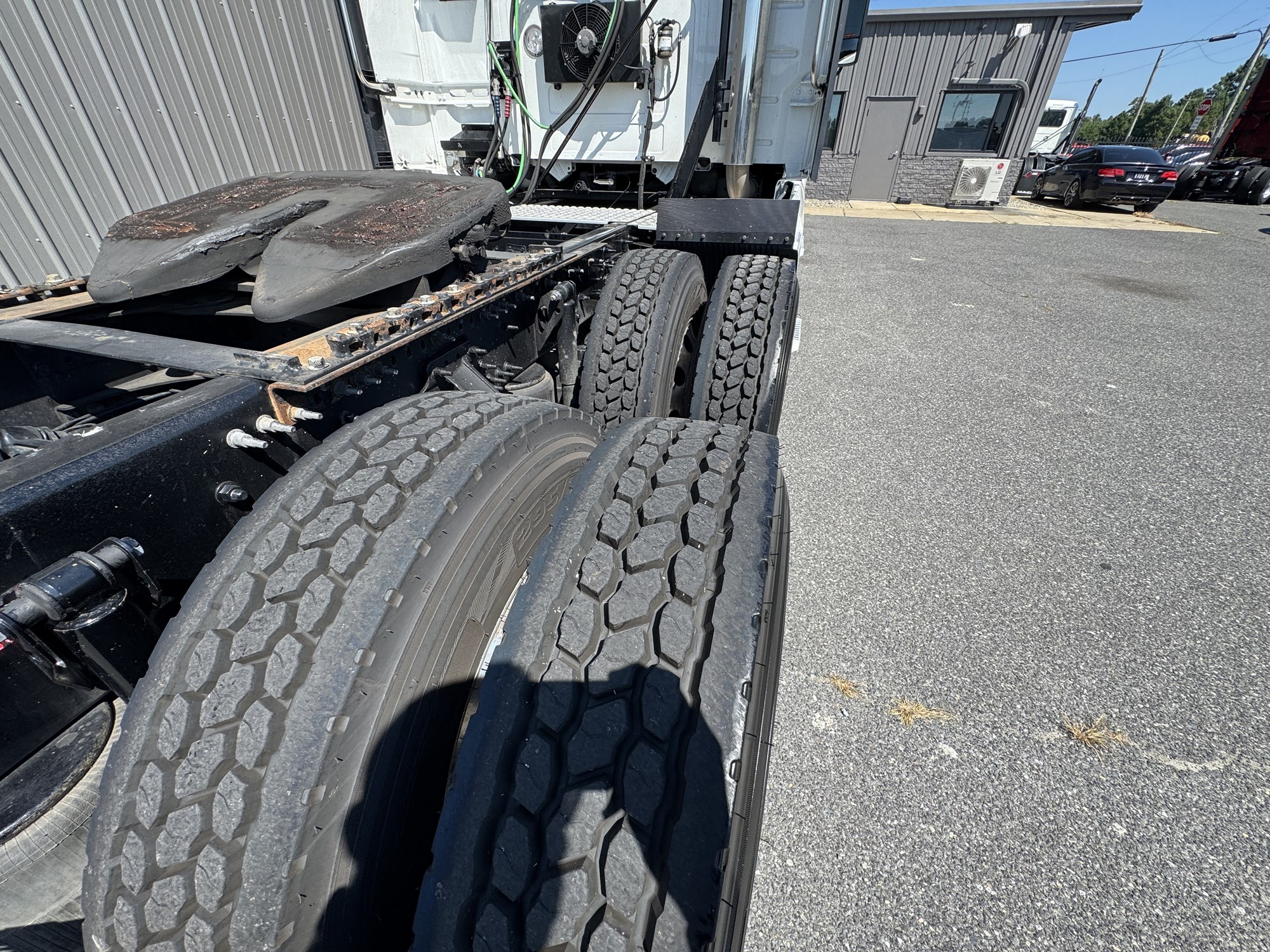 2023 Volvo VNL860 - image 6 of 6