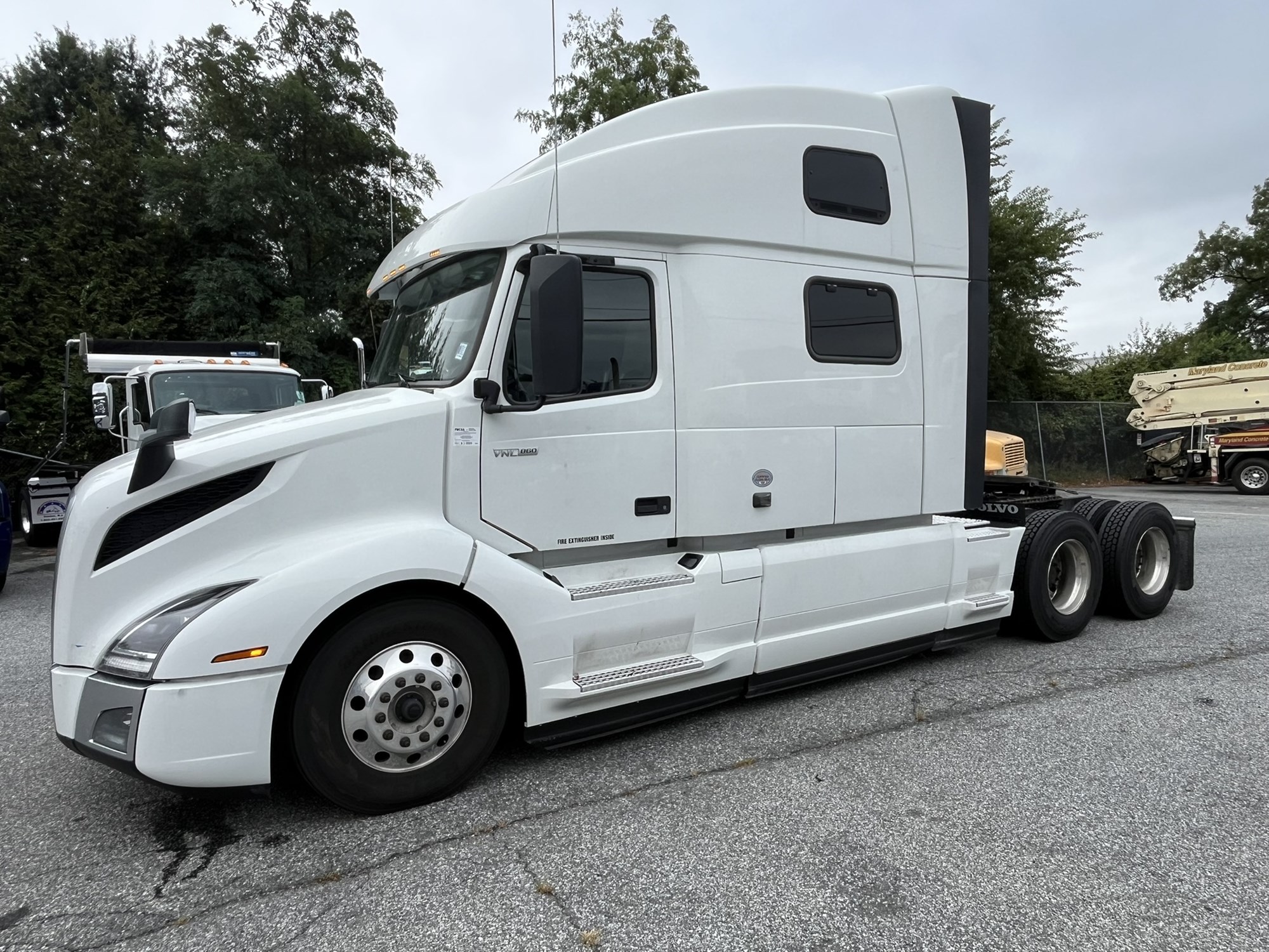 2023 Volvo VNL860 - image 1 of 4