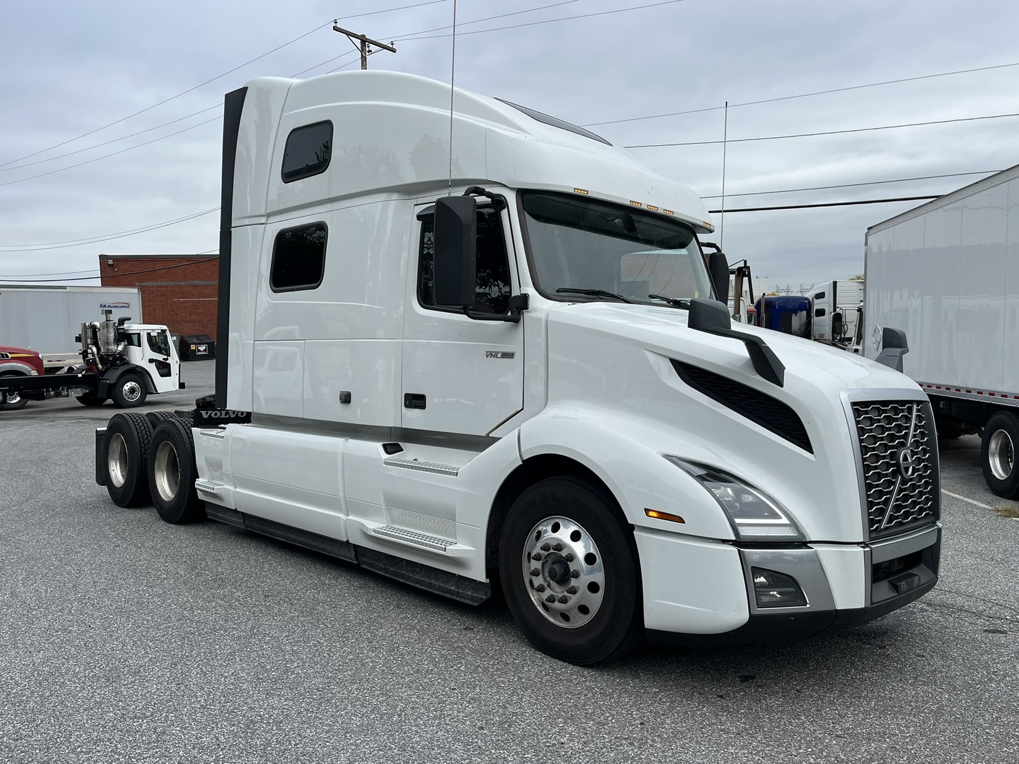 2023 Volvo VNL860 - image 2 of 4