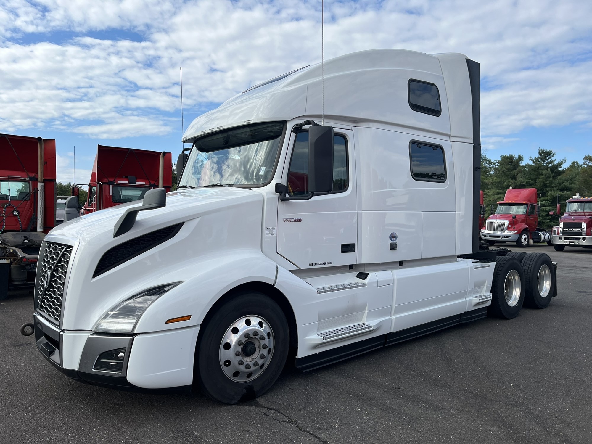2024 VOLVO VNL860 - image 1 of 6