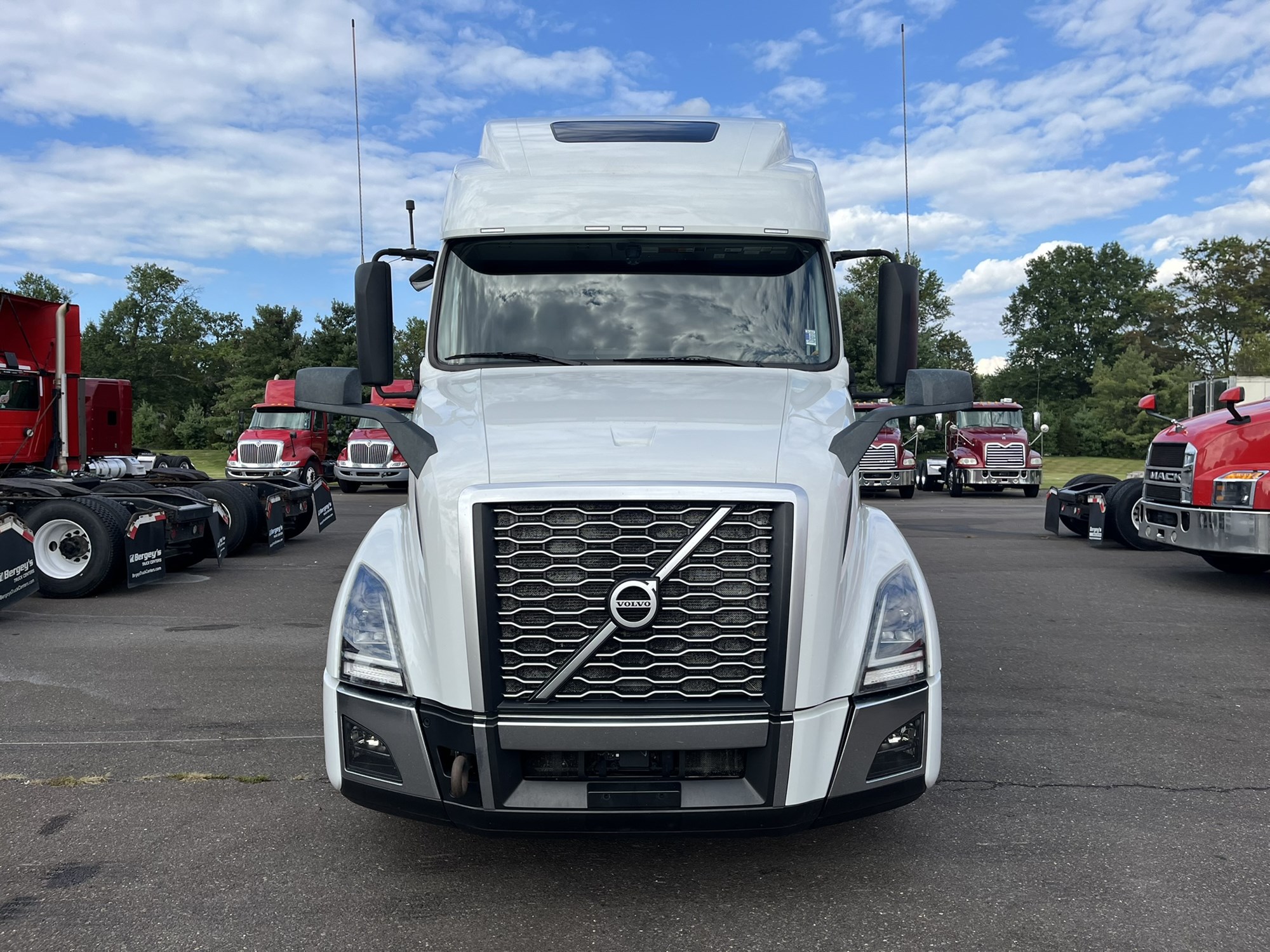 2024 VOLVO VNL860 - image 2 of 6