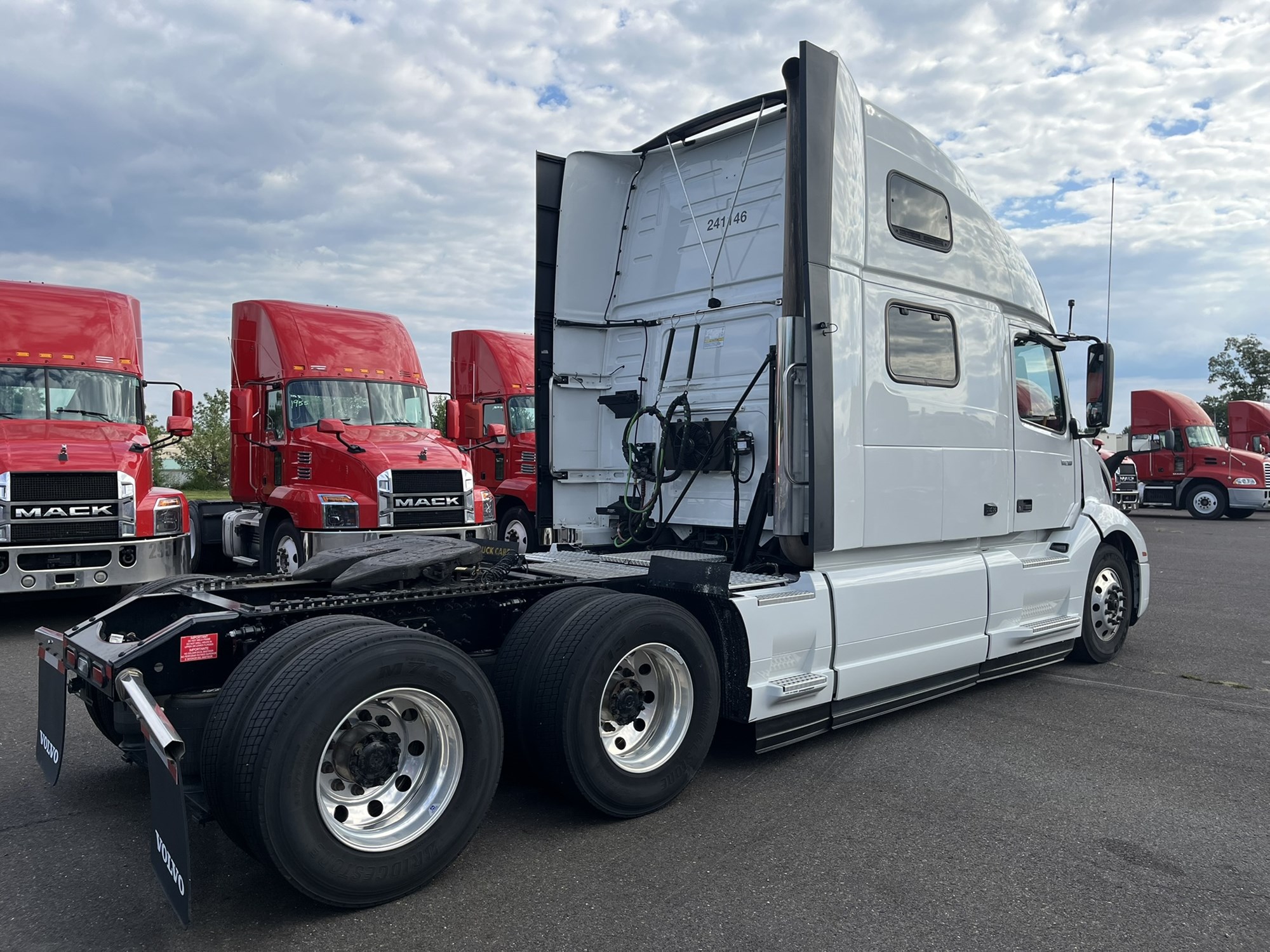 2024 VOLVO VNL860 - image 4 of 6