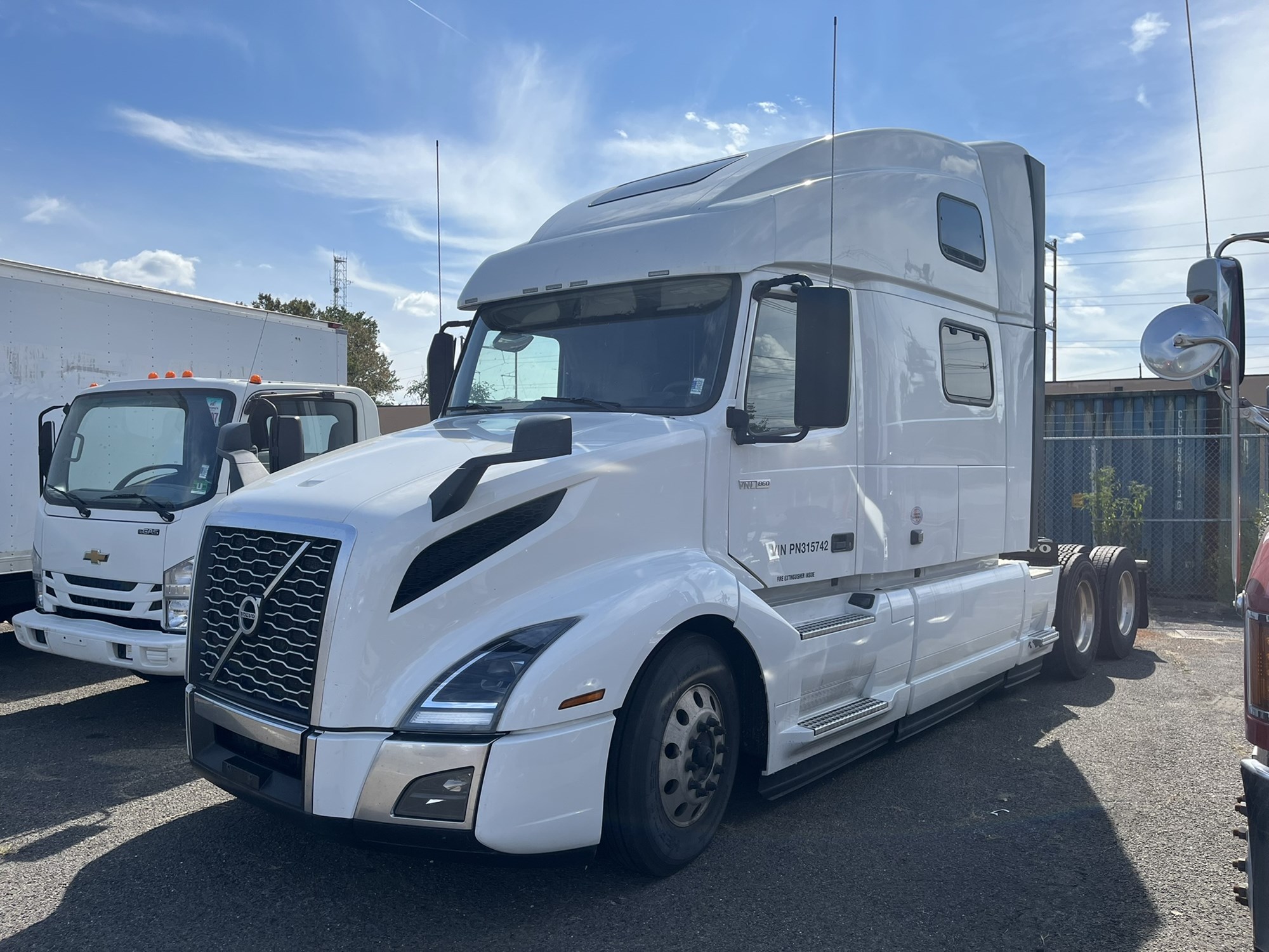 2023 VOLVO VNL860 - image 1 of 3