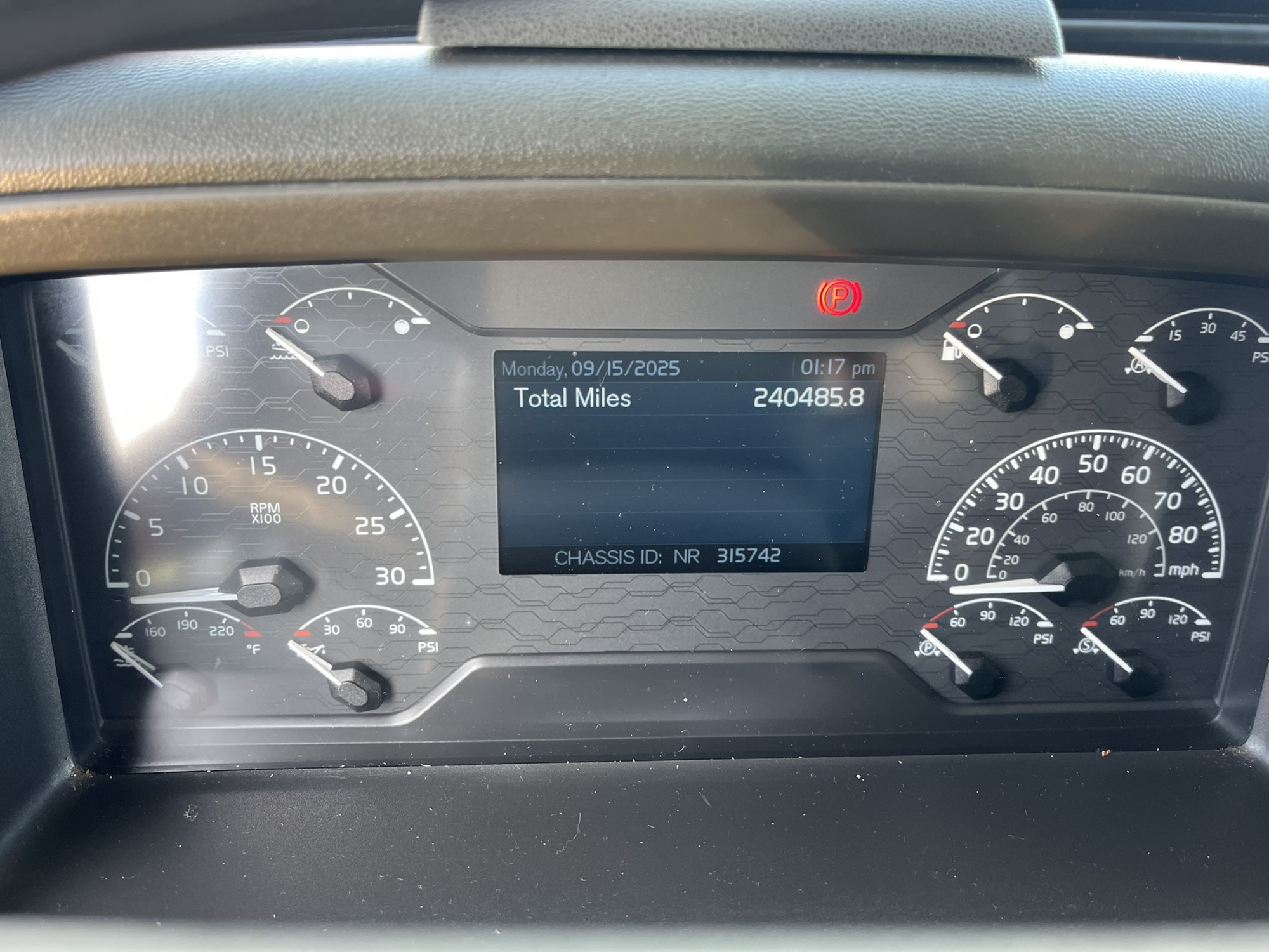 2023 VOLVO VNL860 - image 2 of 3