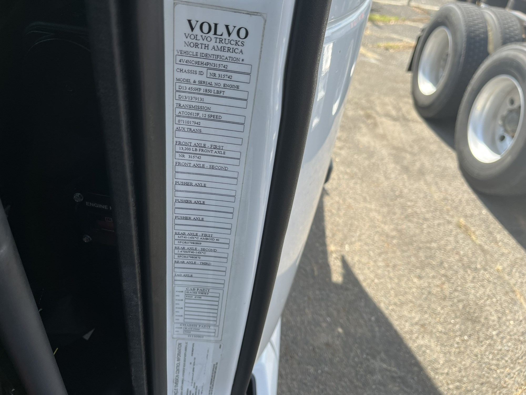 2023 VOLVO VNL860 - image 3 of 3