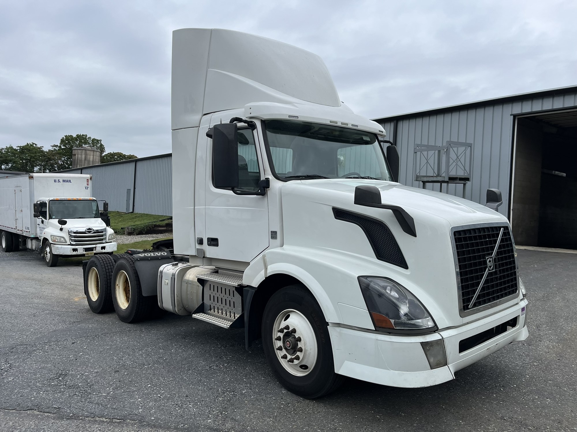 2014 VOLVO VNL64T300 - image 3 of 6