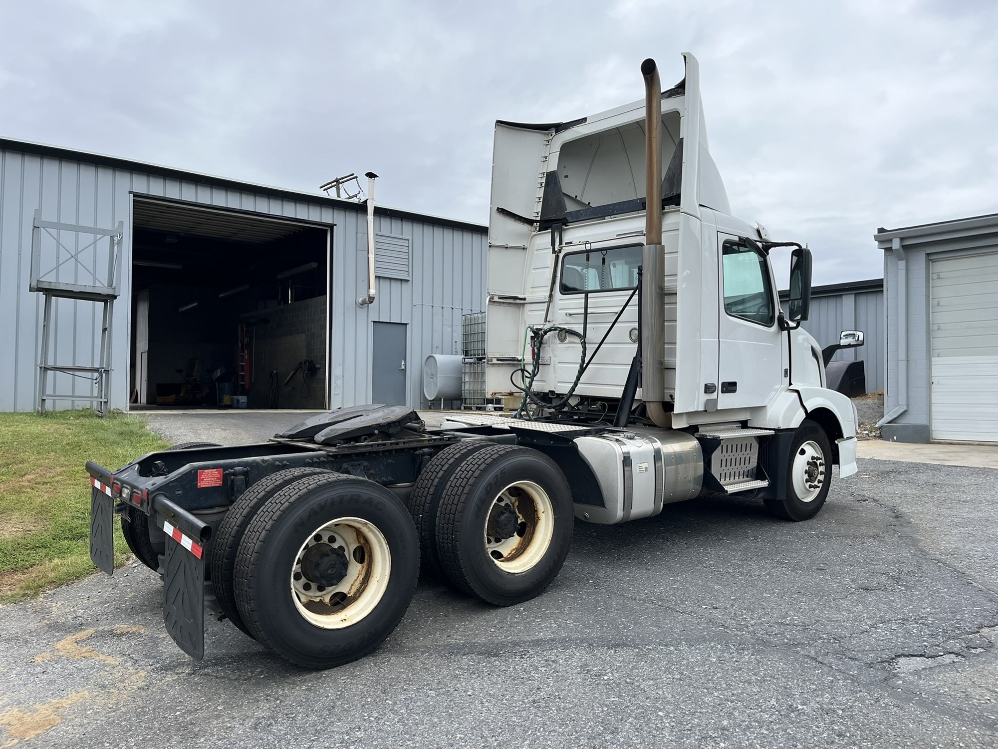 2014 VOLVO VNL64T300 - image 4 of 6