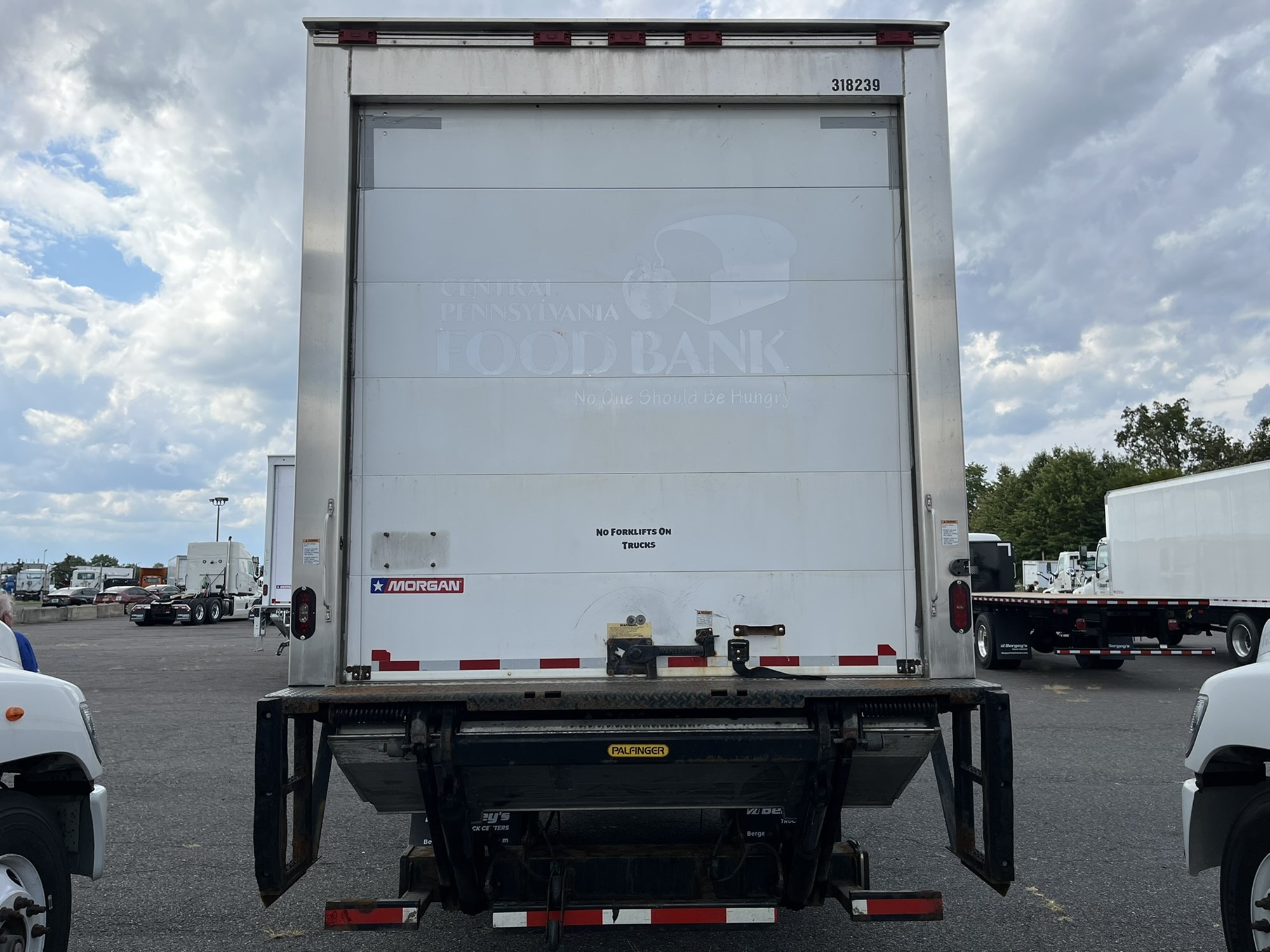 2018 HINO 338 - image 5 of 6