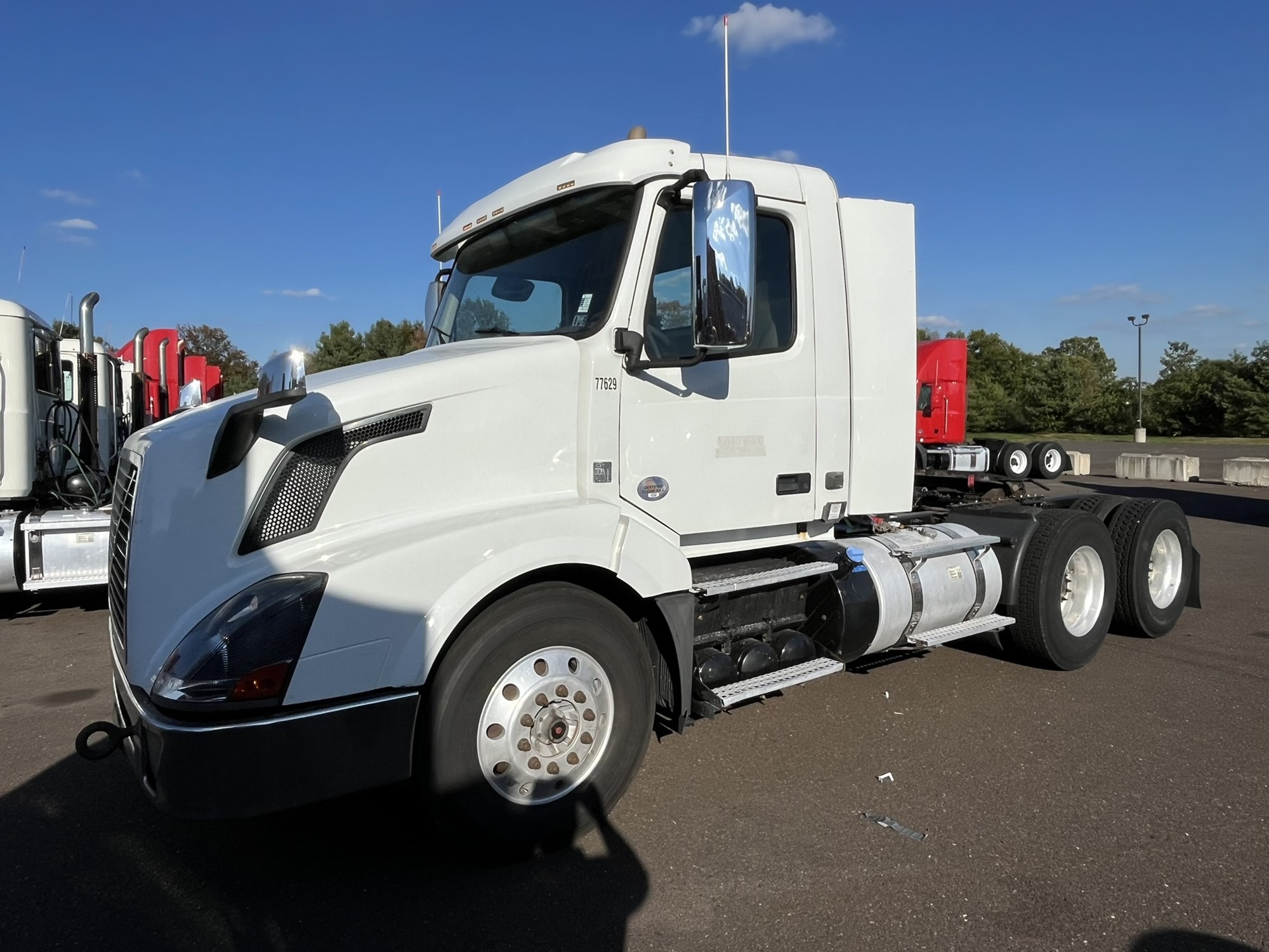 2017 VOLVO VNL64T300 - image 1 of 3