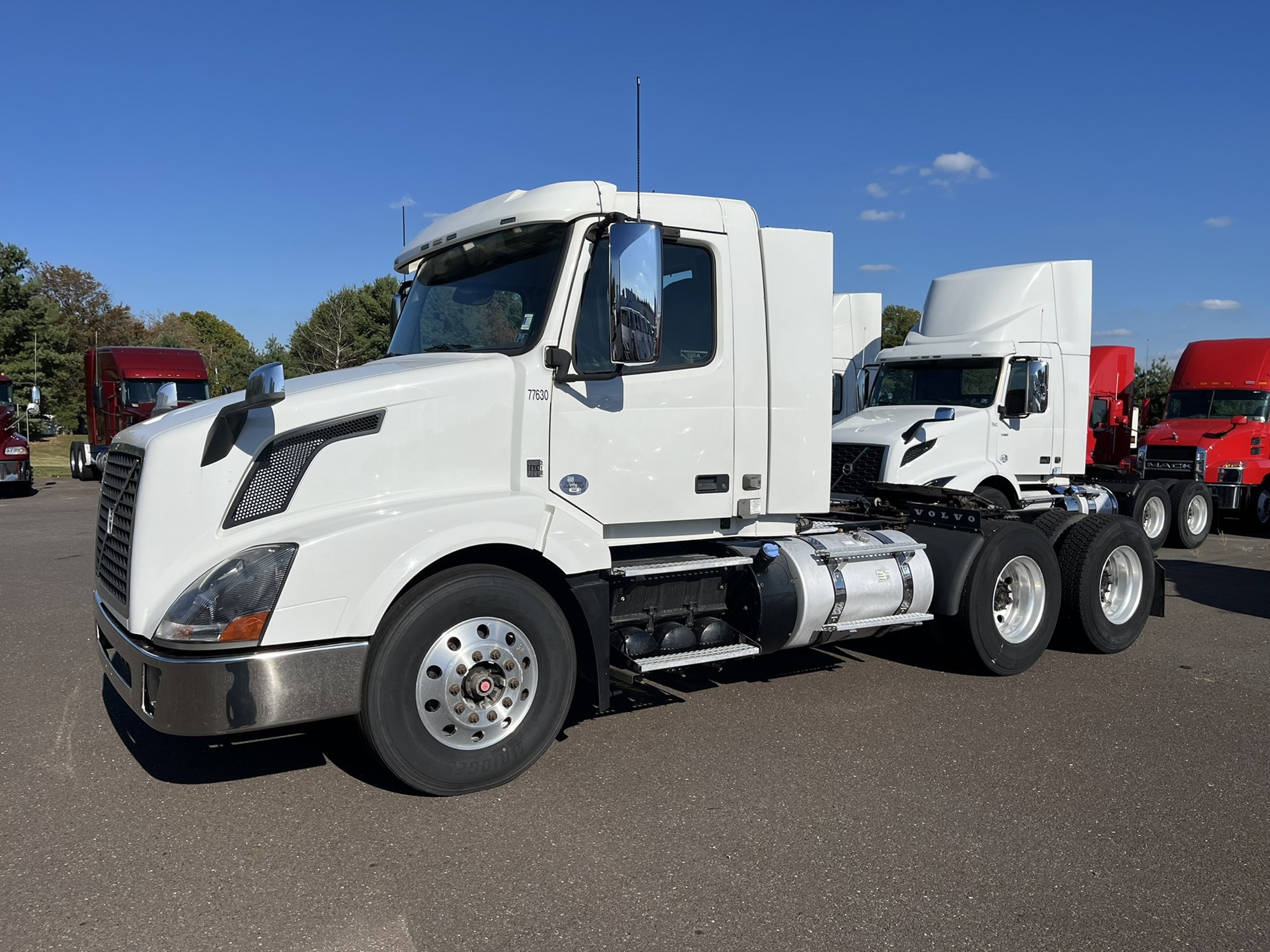 2017 VOLVO VNL64T300 - image 1 of 6