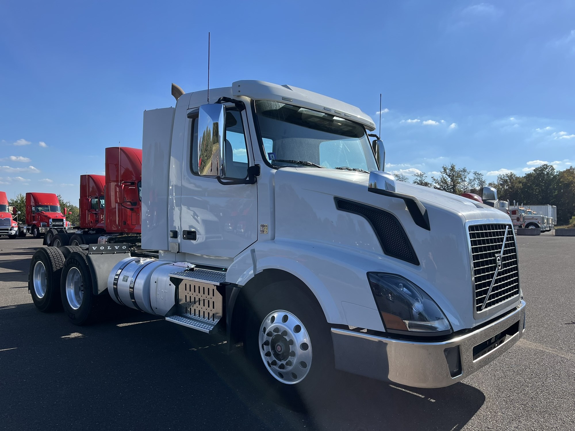 2017 VOLVO VNL64T300 - image 3 of 6
