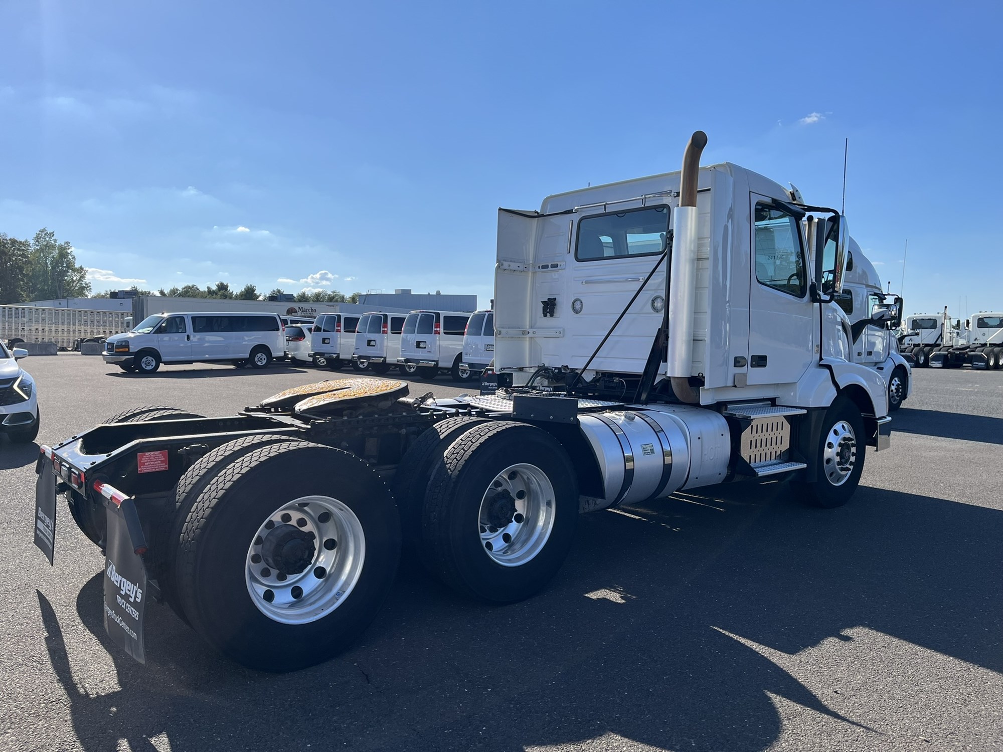 2017 VOLVO VNL64T300 - image 4 of 6