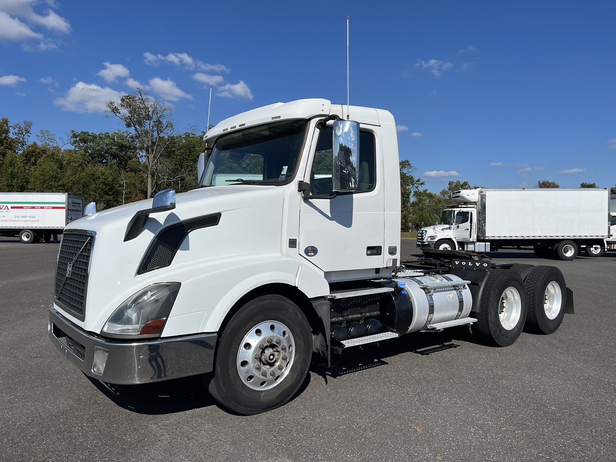 2017 VOLVO VNL64T300 - image 1 of 6