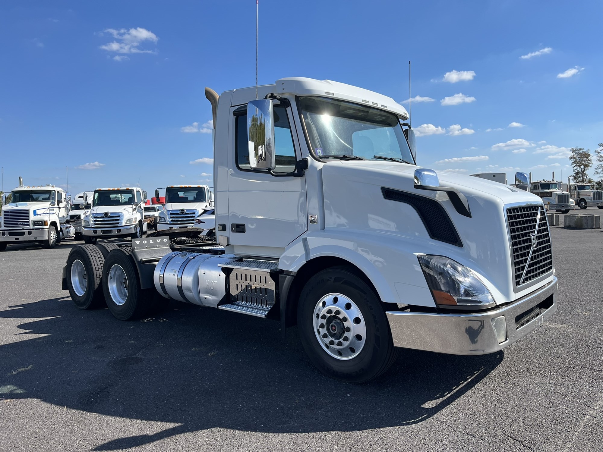 2017 VOLVO VNL64T300 - image 3 of 6