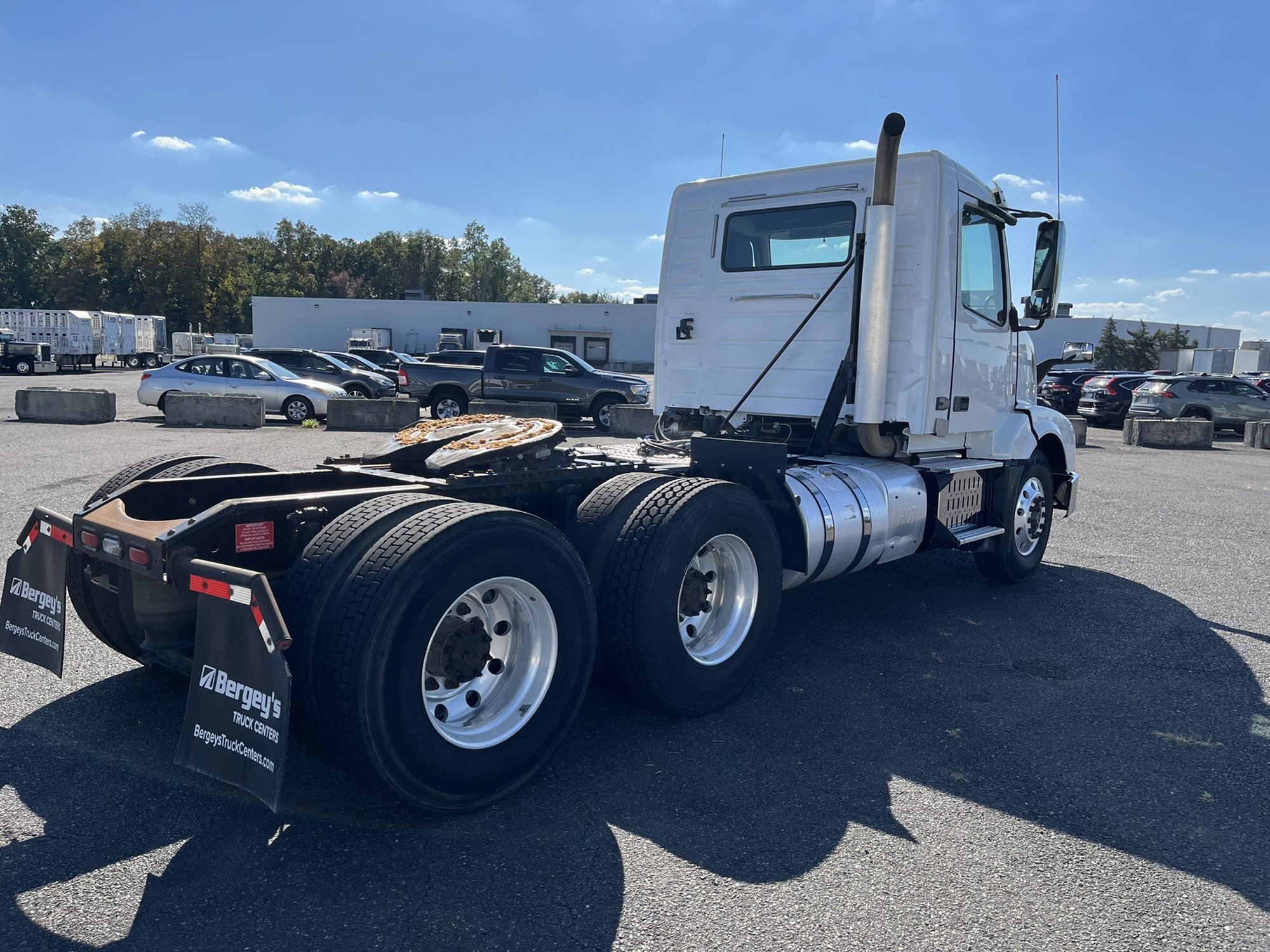 2017 VOLVO VNL64T300 - image 4 of 6