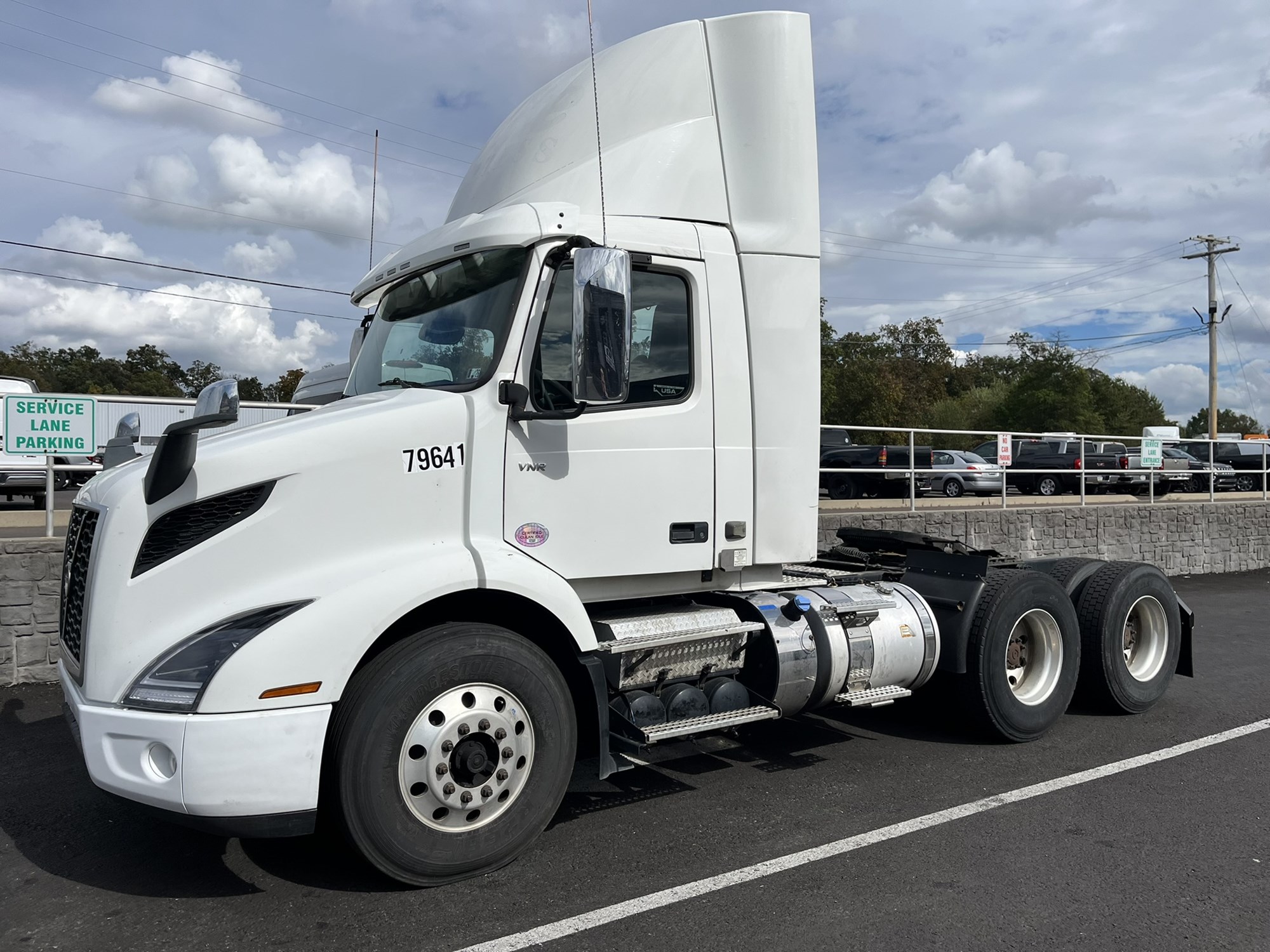 2019 VOLVO VNR64T300 - image 1 of 3