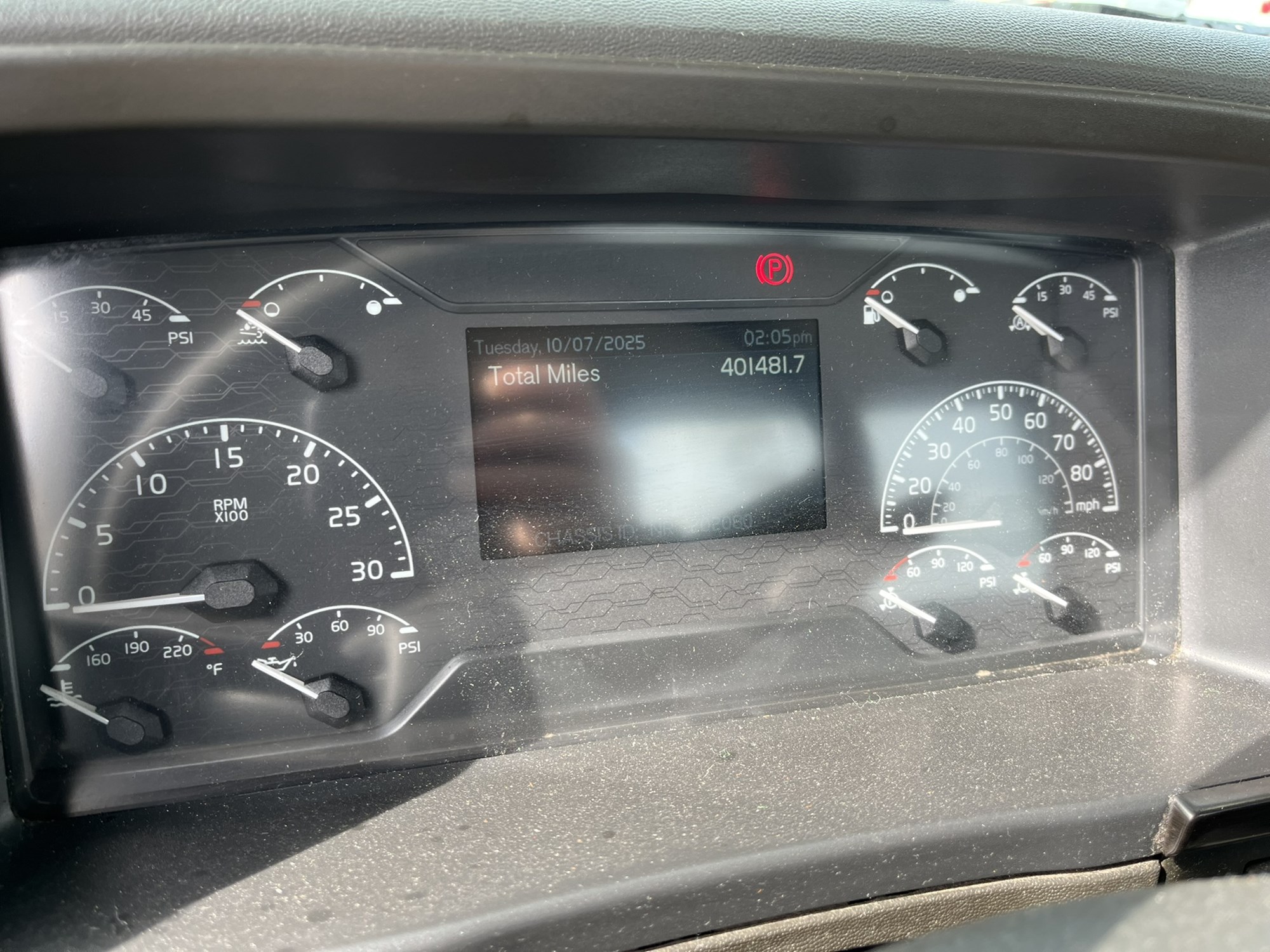 2019 VOLVO VNR64T300 - image 2 of 3