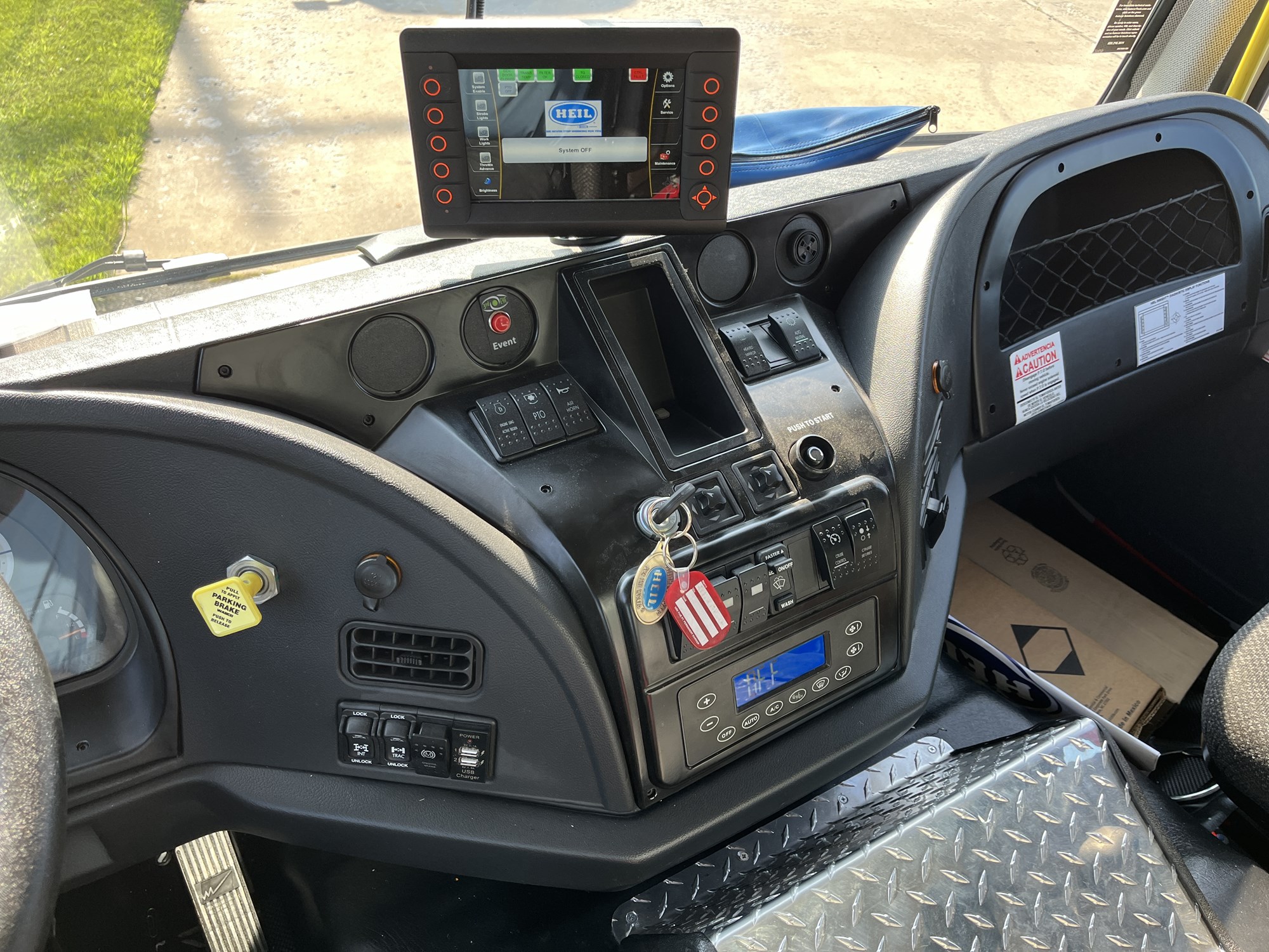 2025 Autocar - image 2