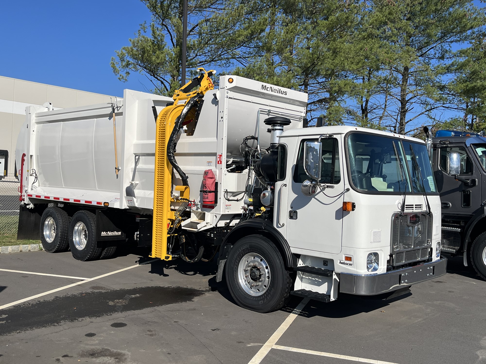 2025 Autocar - image 2