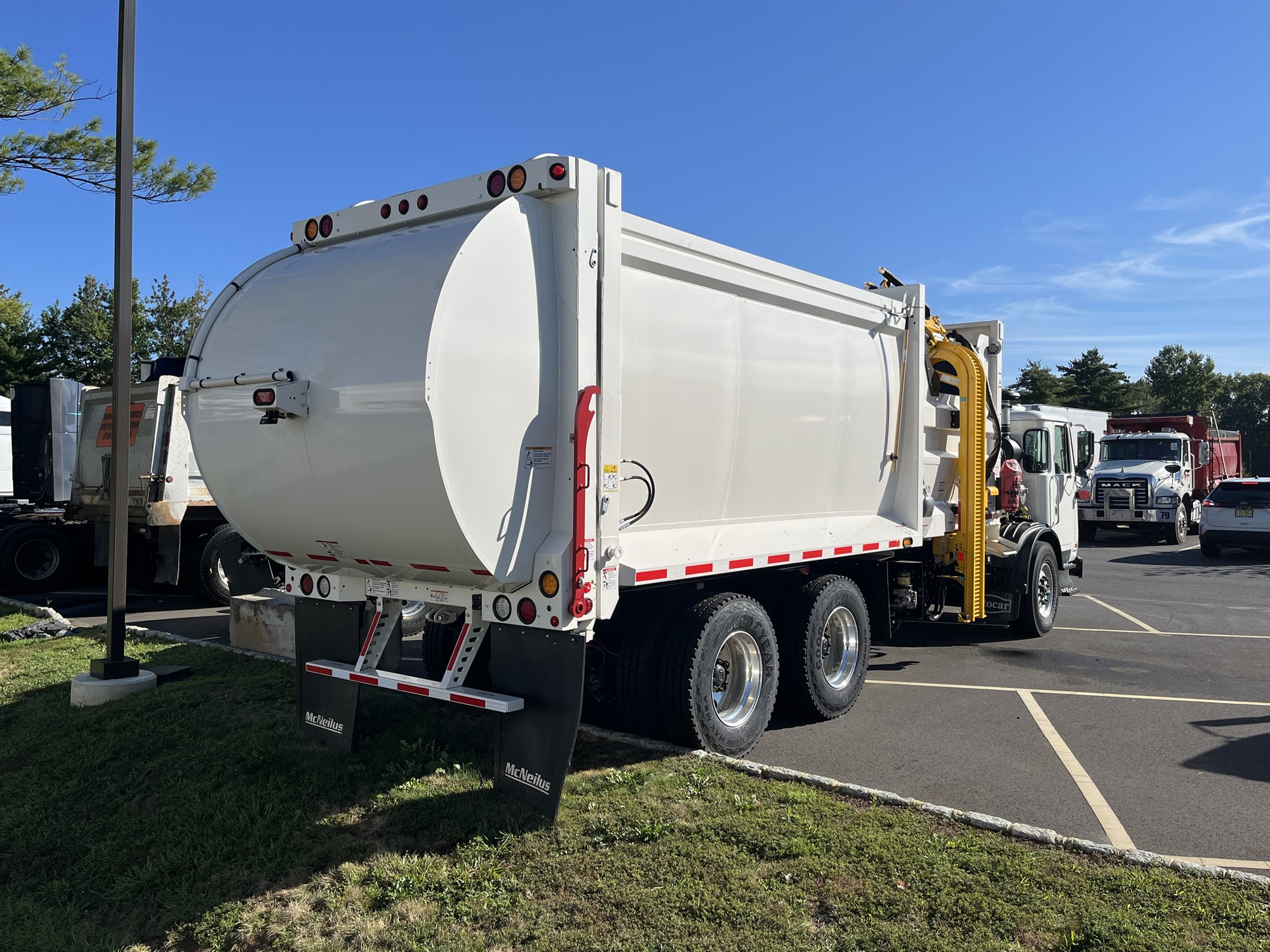 2025 Autocar - image 5