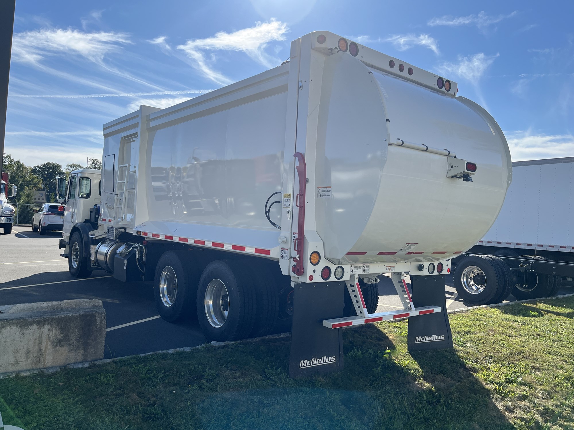 2025 Autocar - image 6