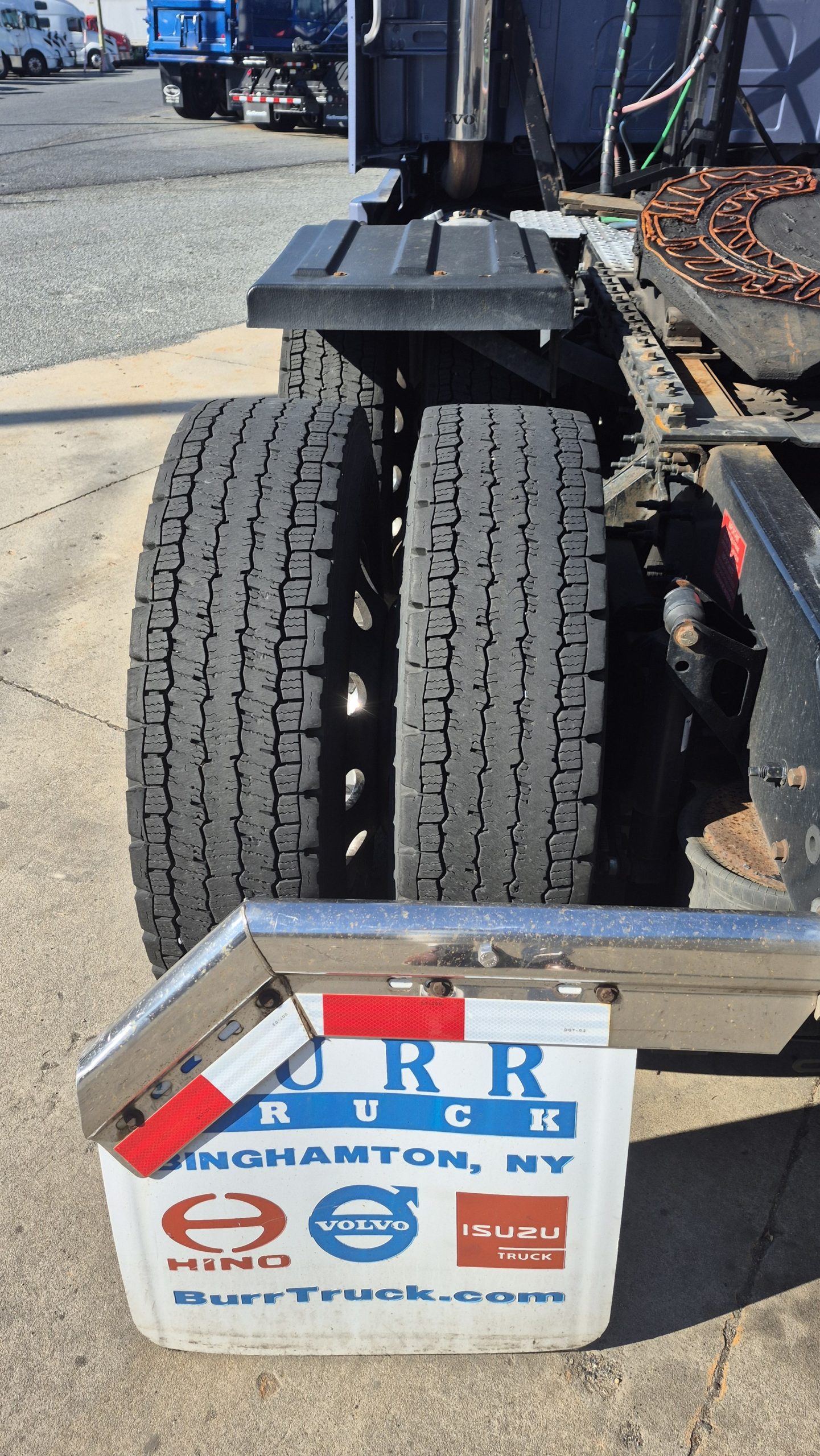 2019 VOLVO VNL64T740 VNL64 - image 4 of 6