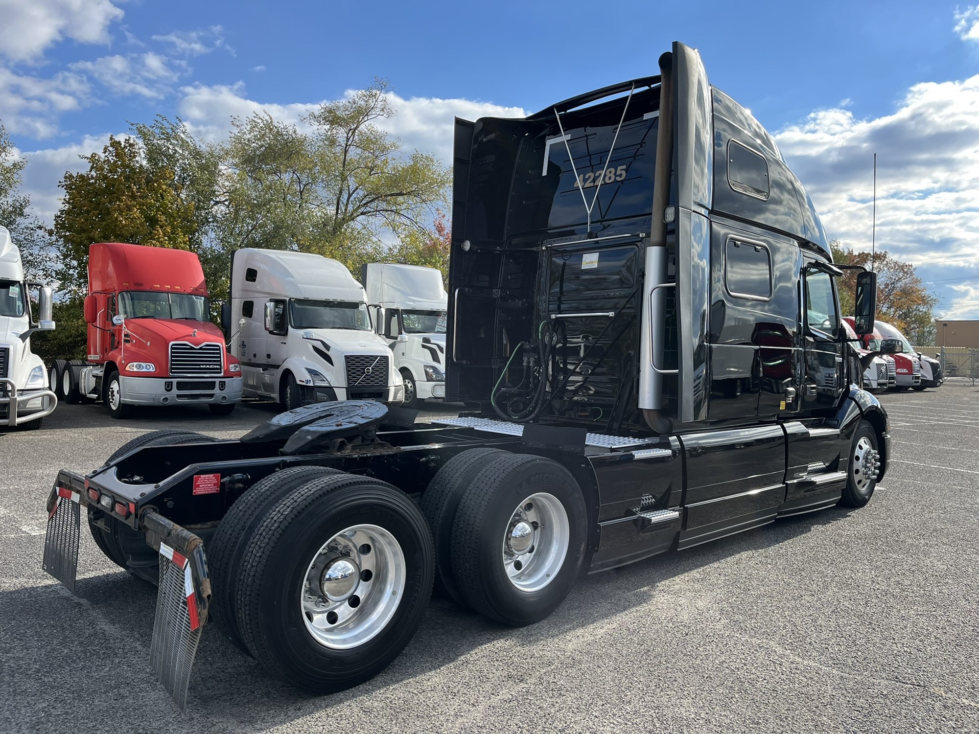 2022 VOLVO VNL 860 - image 4 of 6