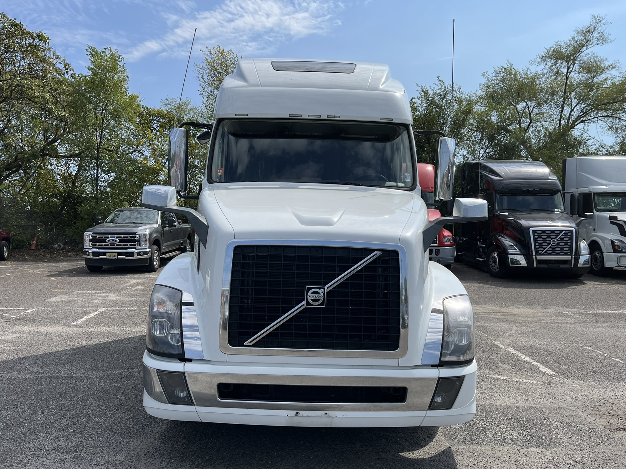 2018 VOLVO VNL64T670 - image 2 of 6