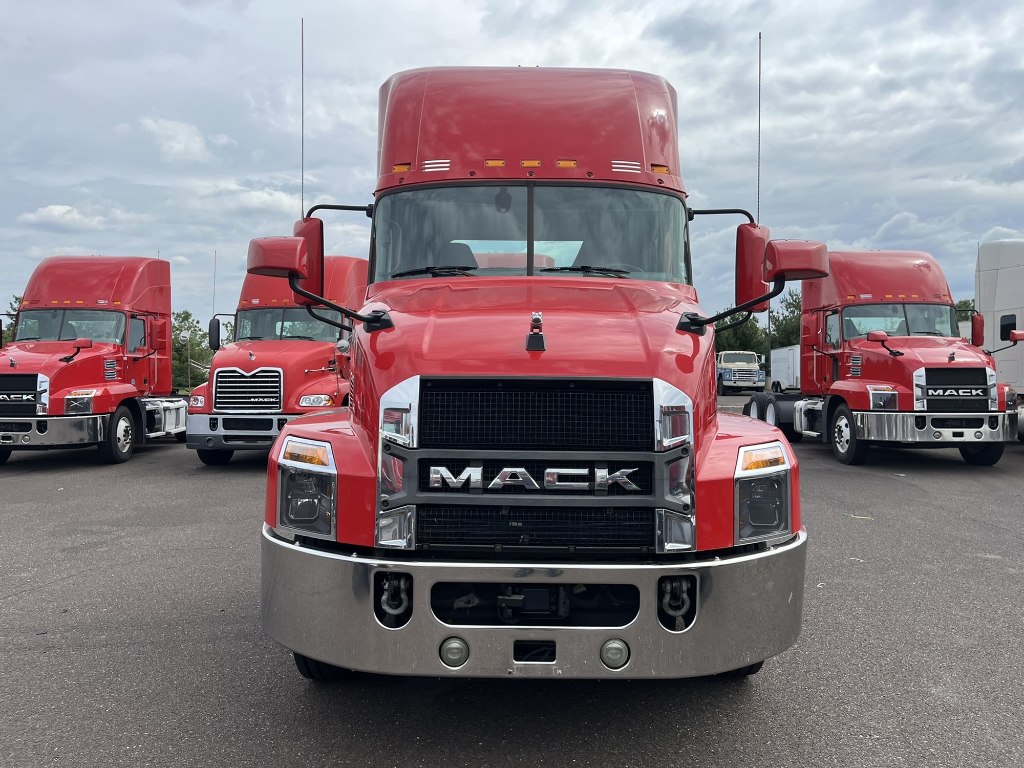 2020 MACK AN64T 2020 MACK AN64T - image 2 of 6