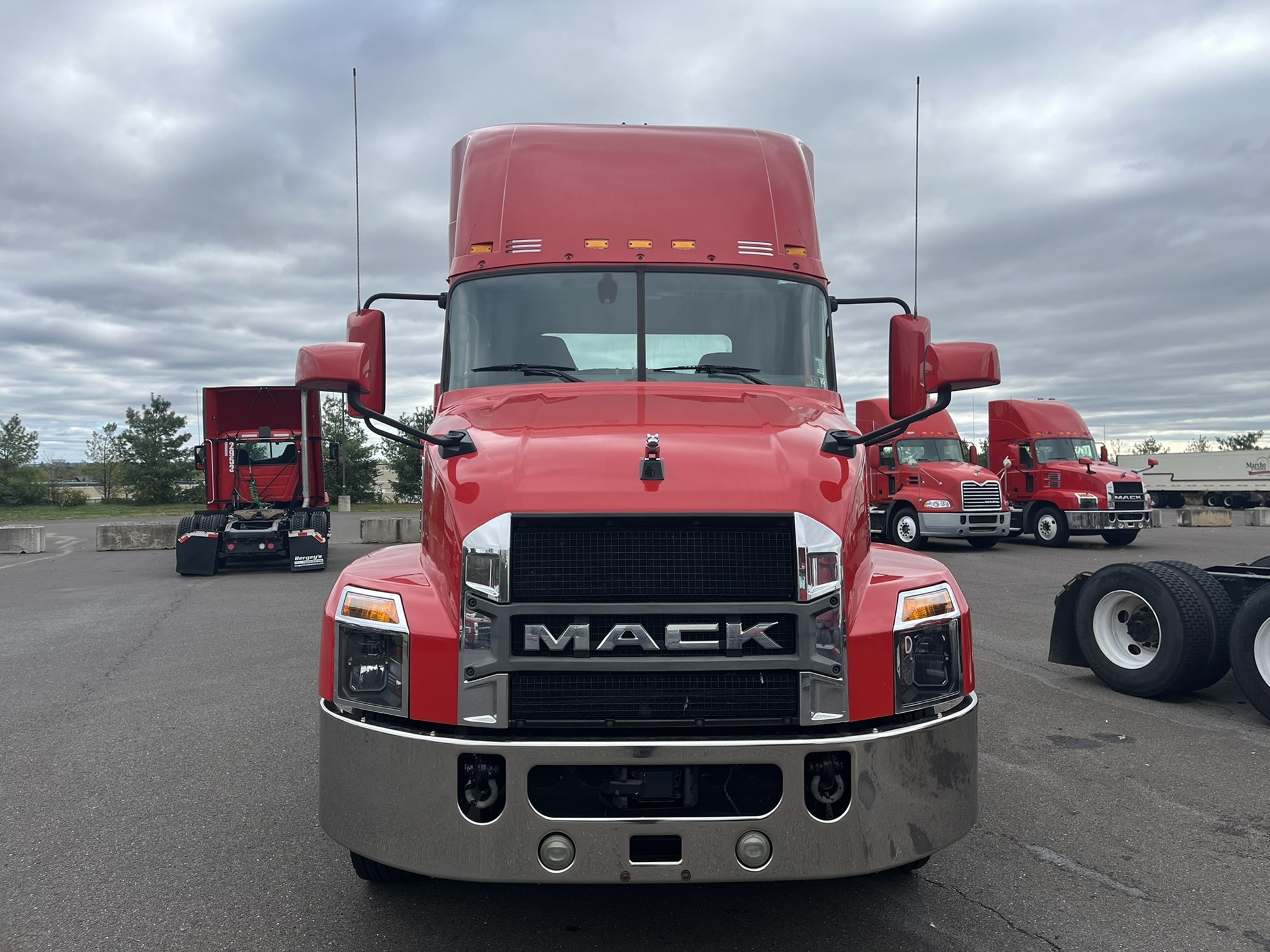 2020 MACK AN64T 2020 MACK AN64T - image 2 of 6