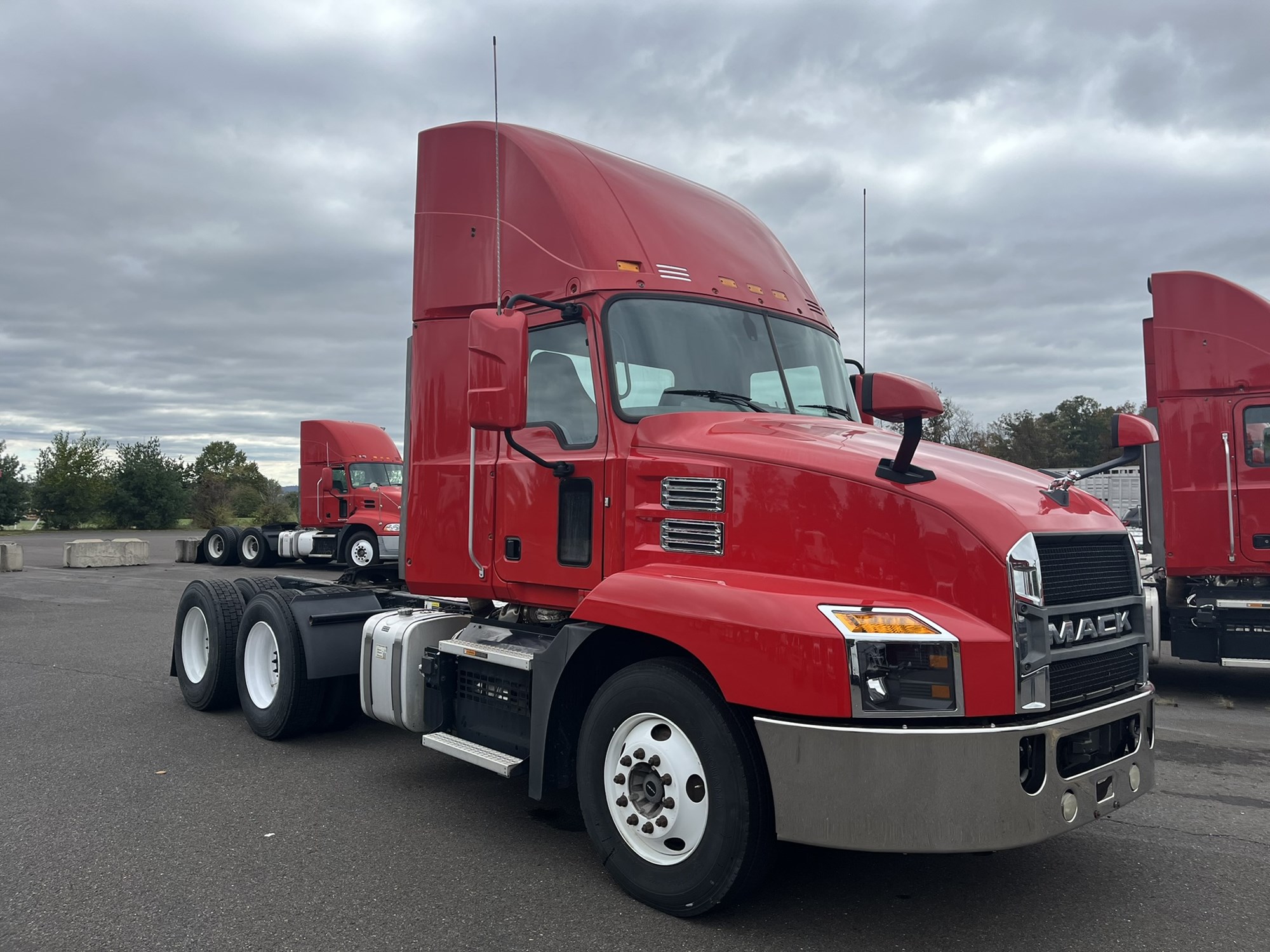 2020 MACK AN64T 2020 MACK AN64T - image 3 of 6