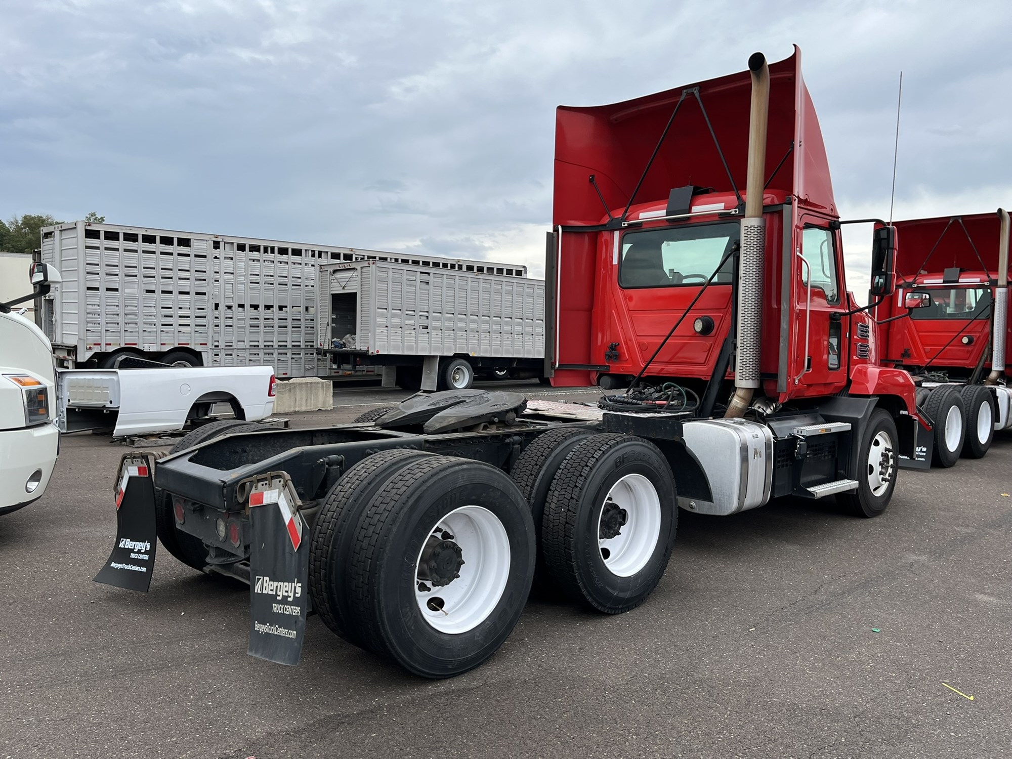 2020 MACK AN64T 2020 MACK AN64T - image 4 of 6