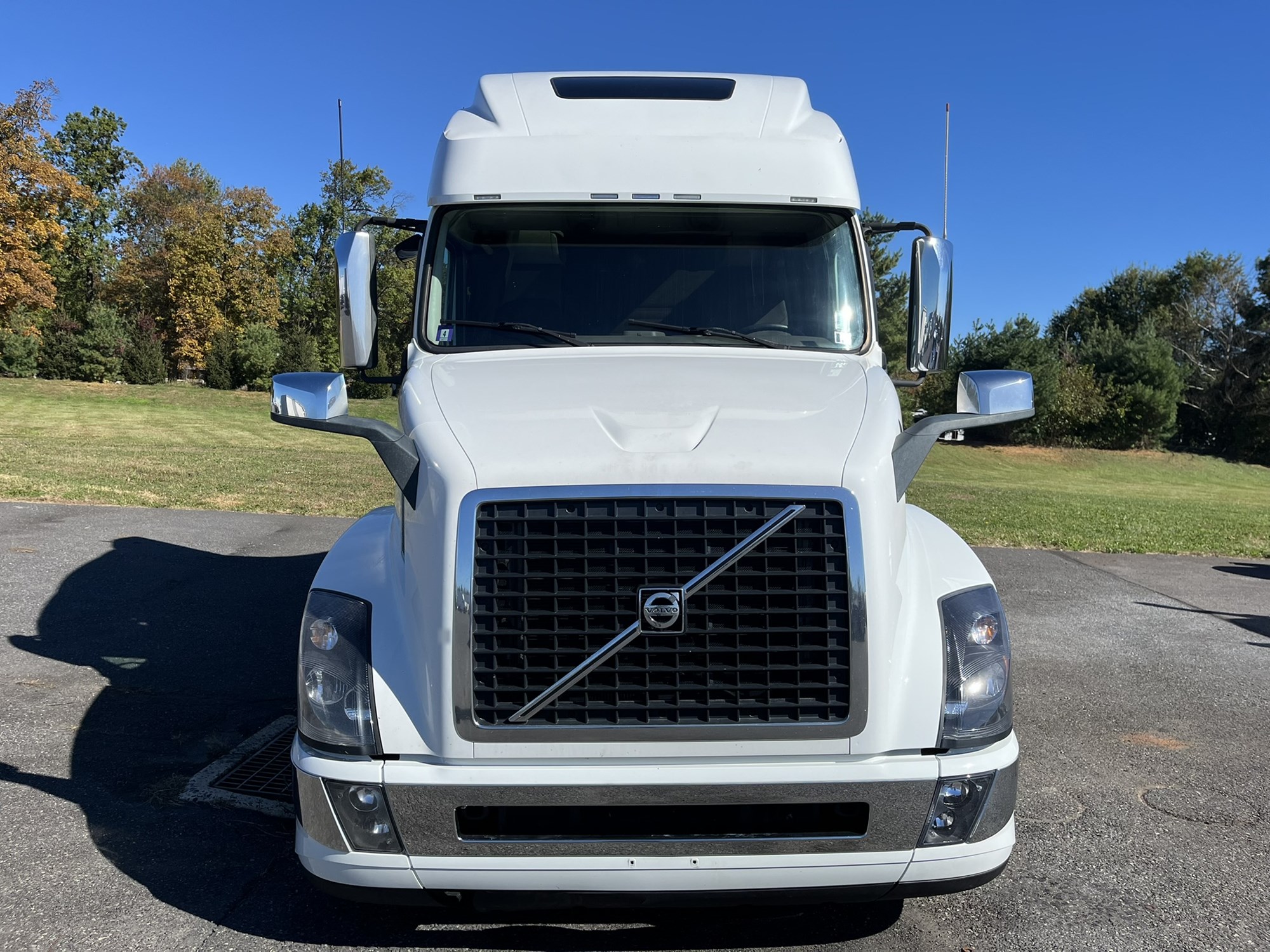 2018 VOLVO VNL64T670 2018 VOLVO VNL64T670 - image 2 of 6