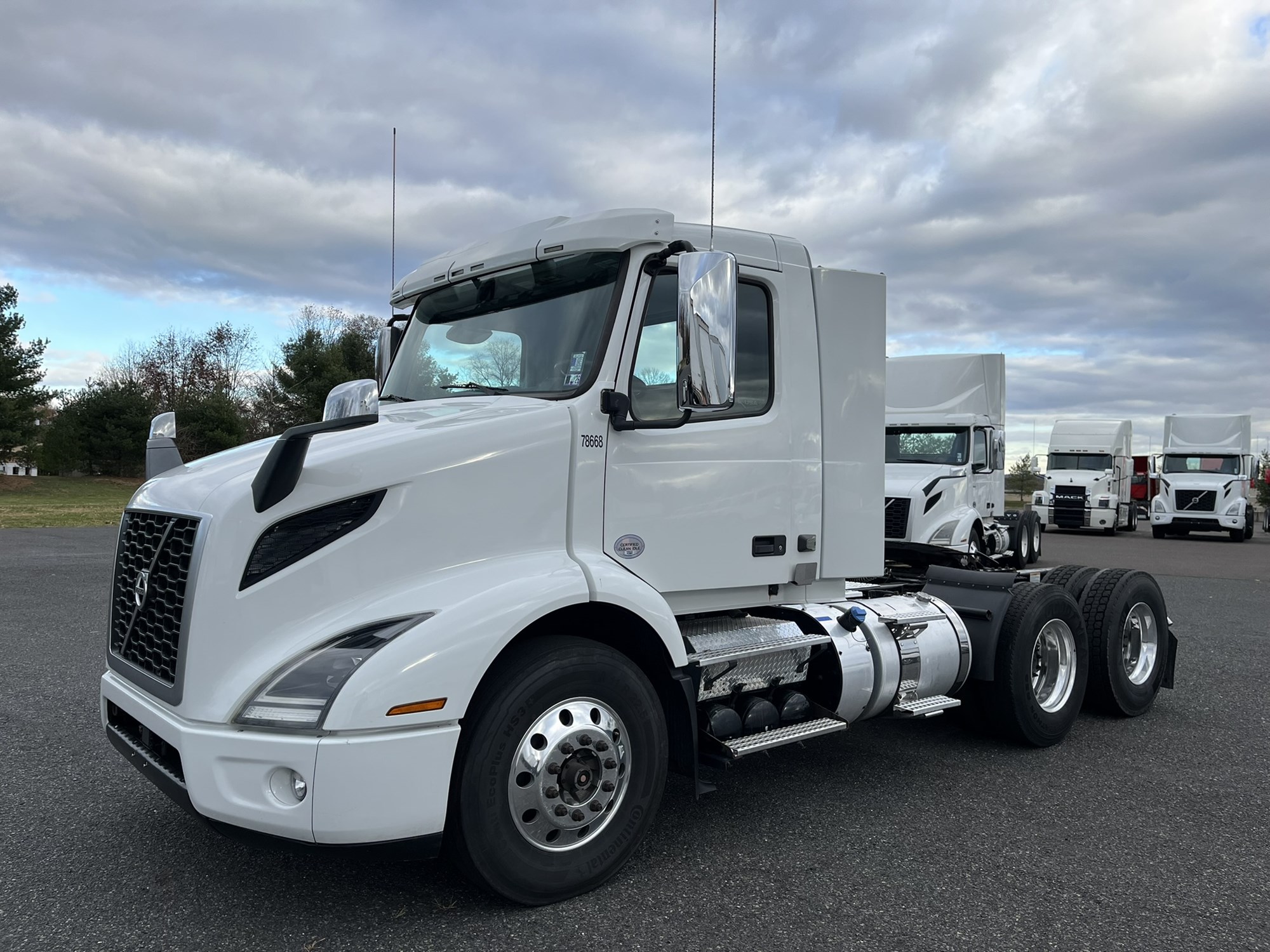 2018 VOLVO VNR64T300 2018 VOLVO VNR64T300 - image 1 of 6