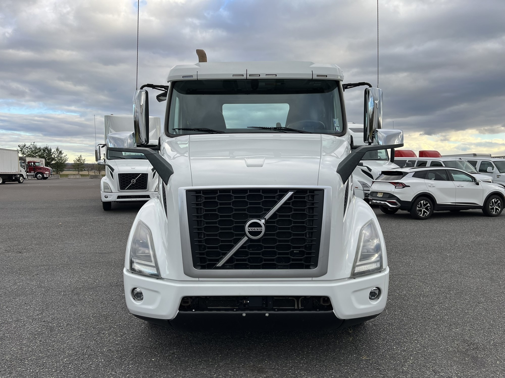2018 VOLVO VNR64T300 2018 VOLVO VNR64T300 - image 2 of 6
