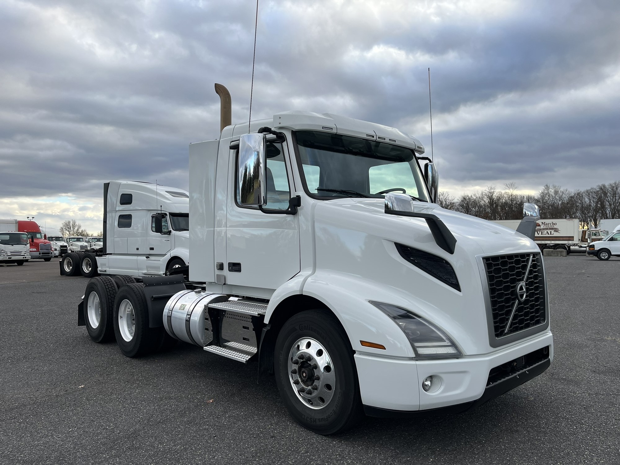 2018 VOLVO VNR64T300 2018 VOLVO VNR64T300 - image 3 of 6