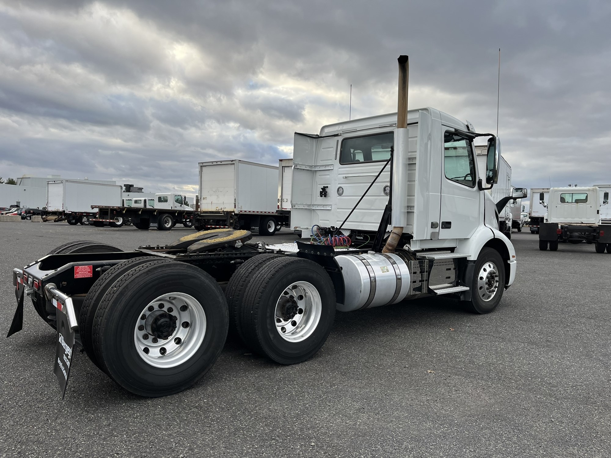 2018 VOLVO VNR64T300 2018 VOLVO VNR64T300 - image 4 of 6